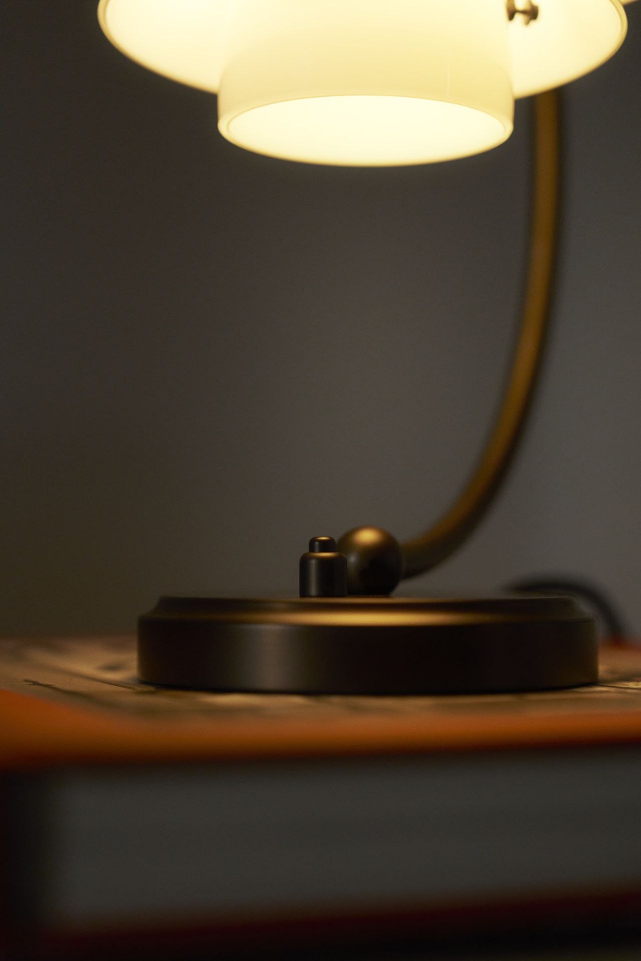 PH 2/2 Luna Aged Brass Opal Lampe de table Louis Poulsen