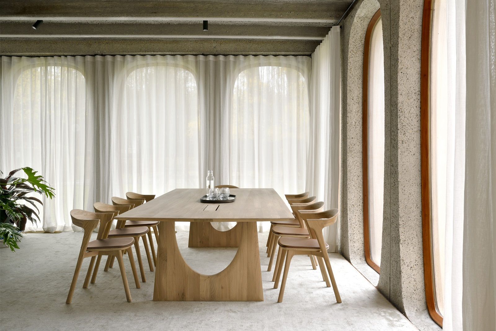 Geometric Table de réunion avec boîtes à câbles Chêne laqué Ethnicraft