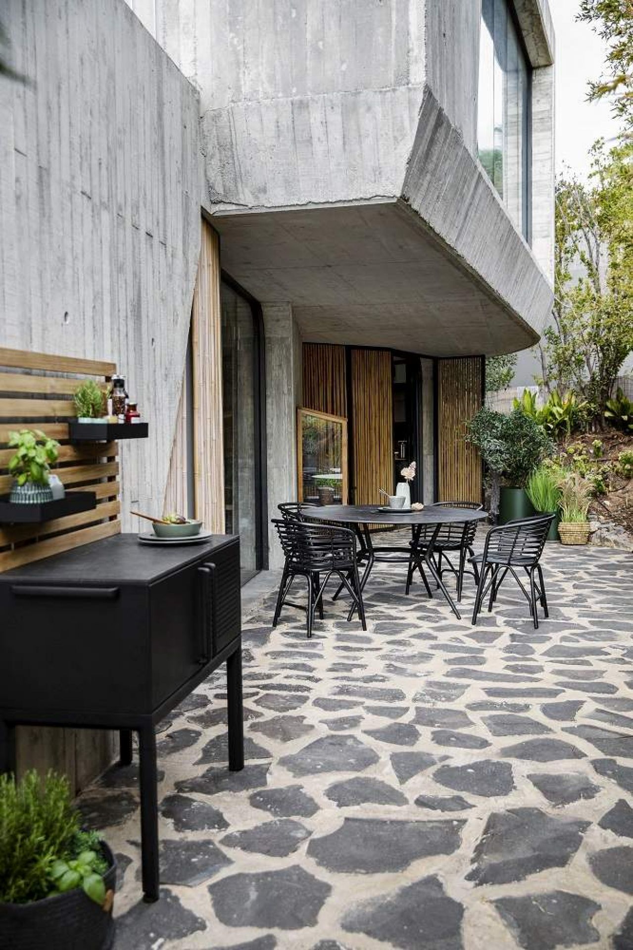 Joy Outdoor Table de salle à manger ronde Pied gris clair / Plateau stratifié compact Cane-Line