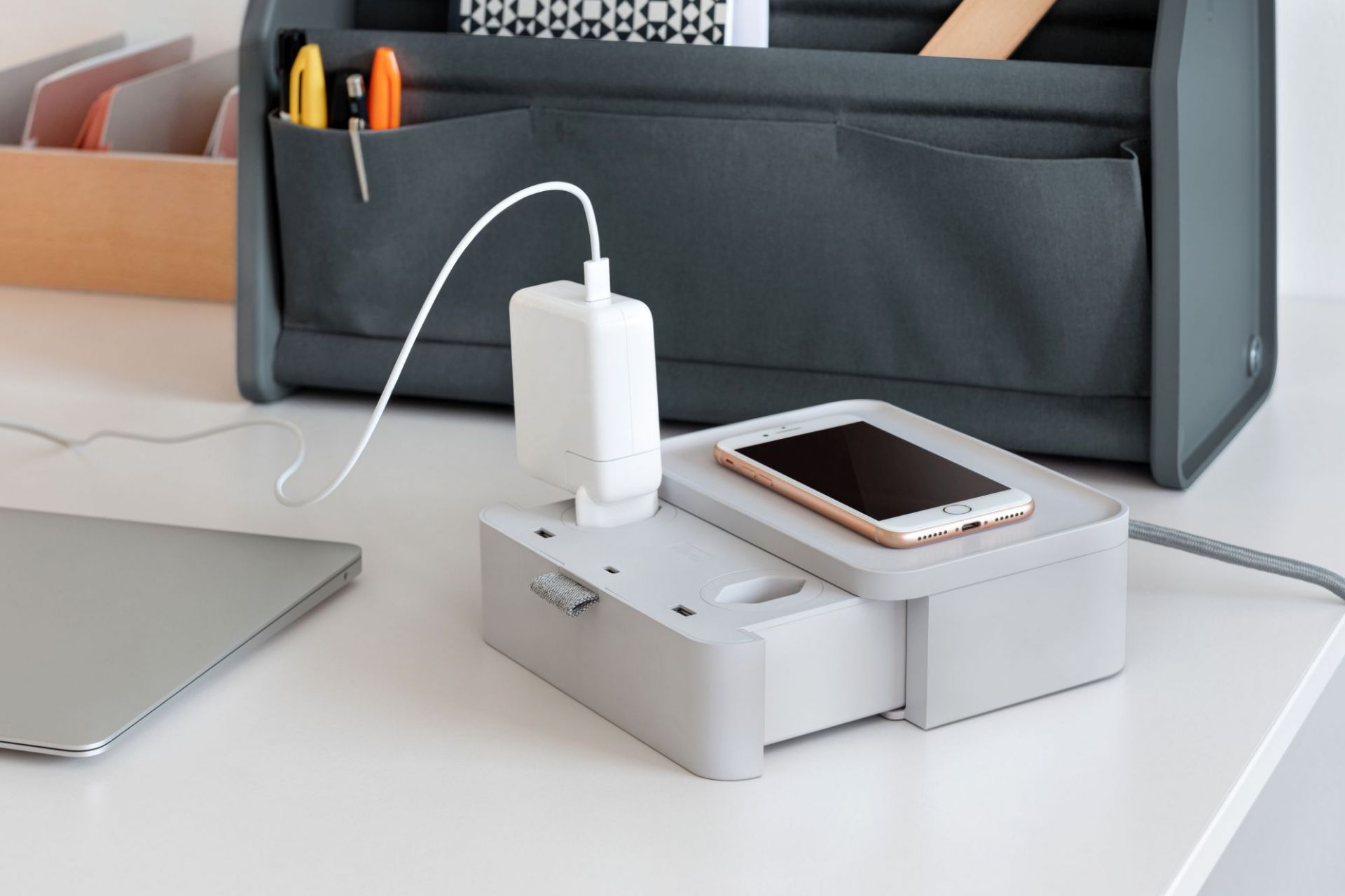 Ampi Chargeur sans fil et prise multiple Vitra