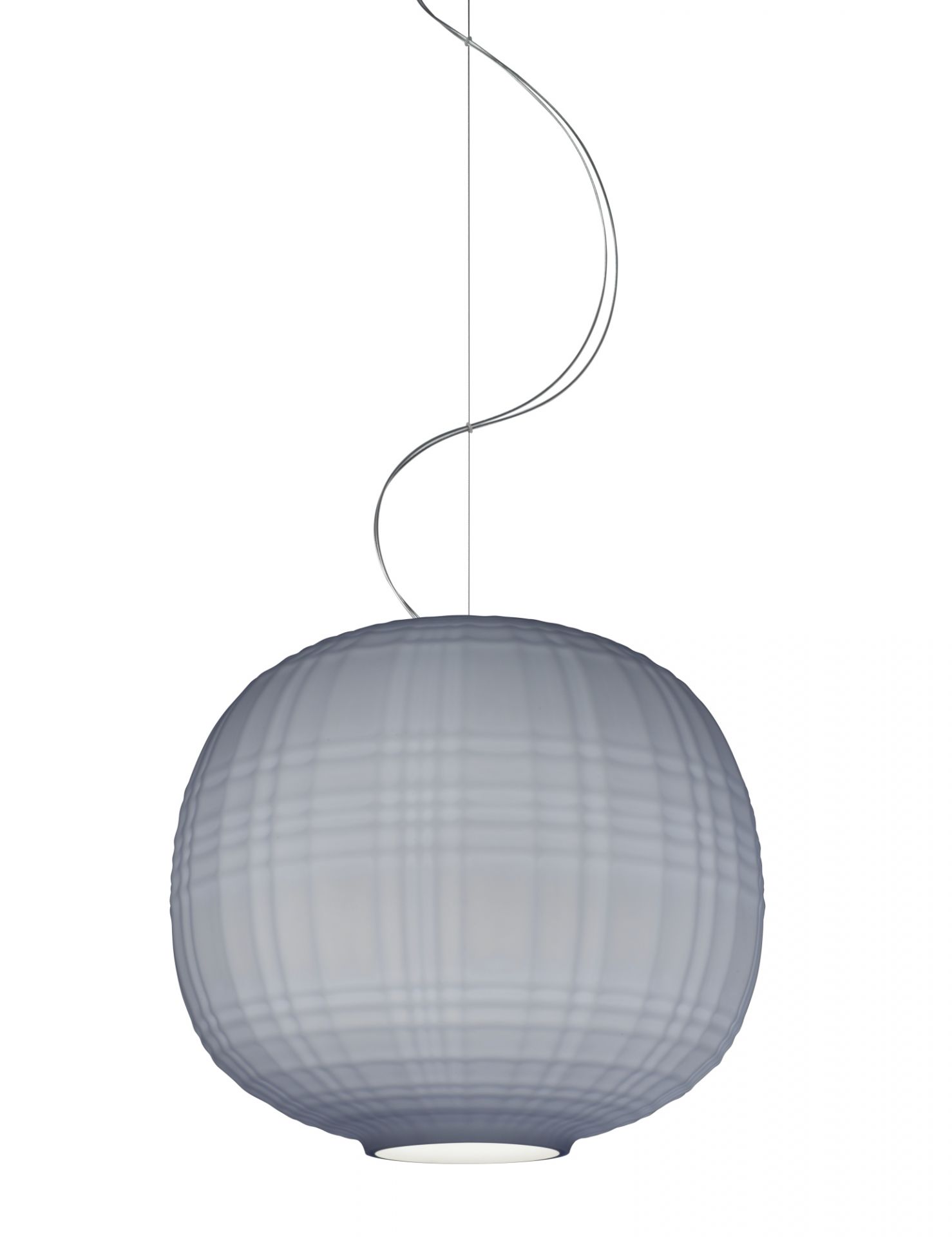 Nahaufnahme der grauen Foscarini Tartan Pendelleuchte mit Textur und filigranen Aufhängungsdrähten vor weißem Hintergrund.