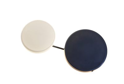 Caramel Wandleuchte von Marset mit zwei Leuchten in Schwarz und Weiß, verbunden durch einen Stab.