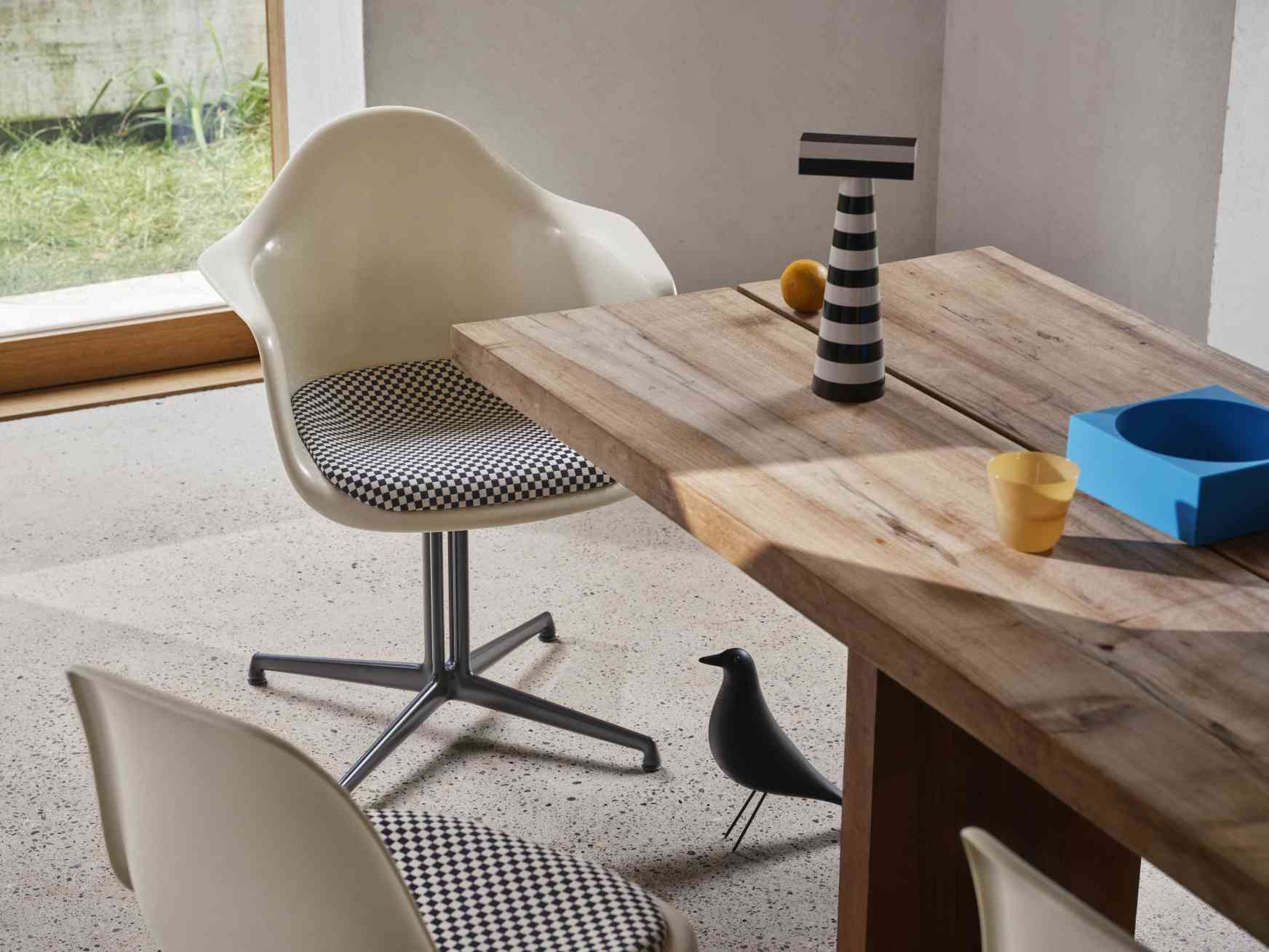 Eames House Bird sculpture frêne noir Vitra NOUVELLE VERSION