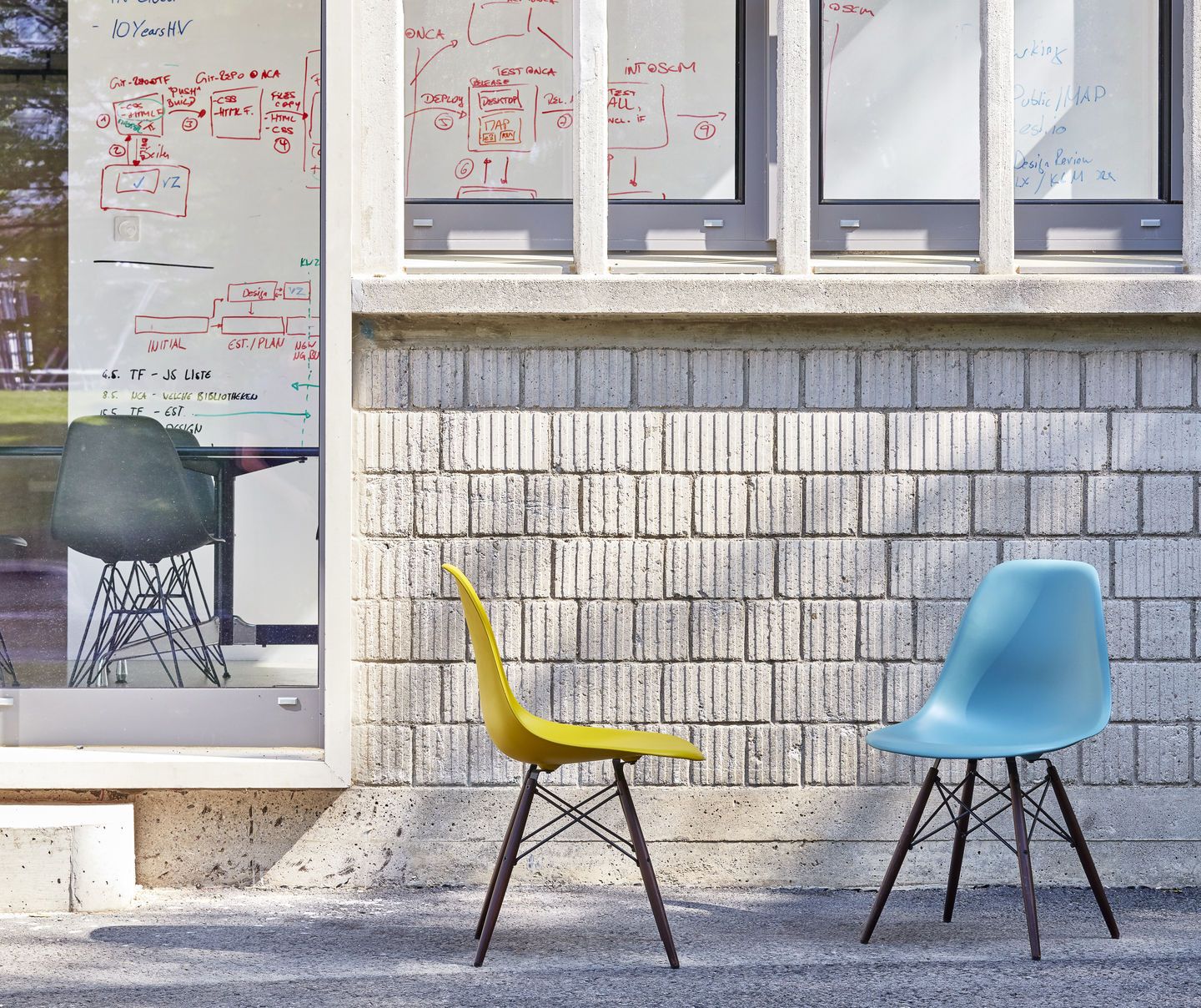 Eames Fiberglass Chair DSW chaise Vitra