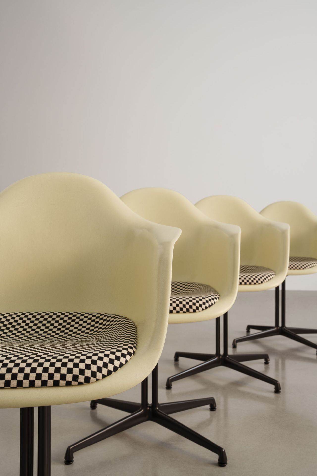 Eames Plastic Arm Chair DAL avec coussin d'assise Vitra