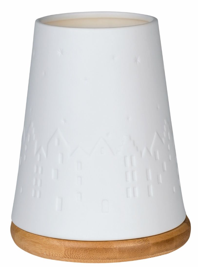 Weißes Poesie Windlicht mit Winterstadt-Motiv und Holzfuß, stimmungsvolle Dekoration für die Adventszeit.