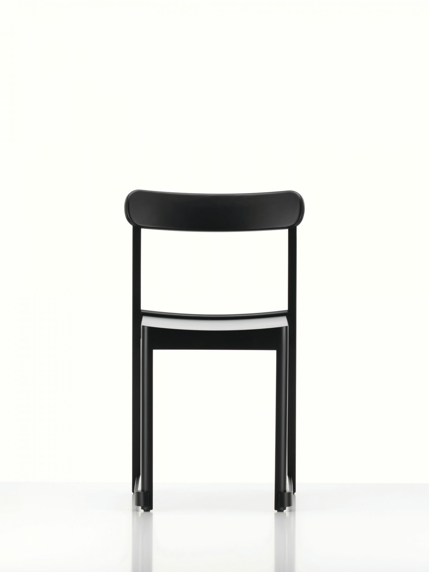 Atelier Chair Chaise Artek QUICK SHIP Hêtre noir laqué Ansicht von hinten: Schwarzer Atelier Chair Stuhl von Artek aus Buchenholz.