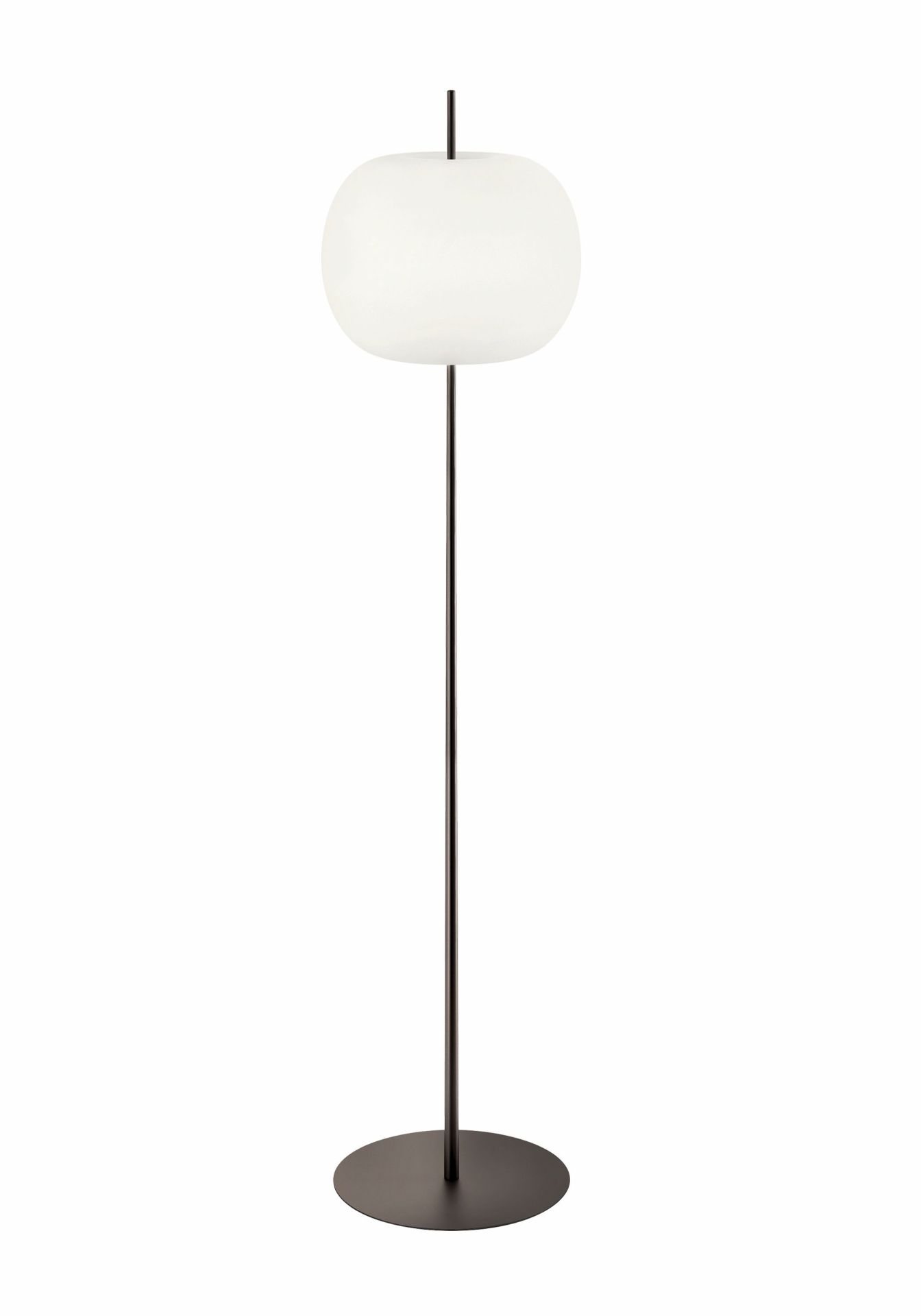 Kushi XL Floor Lampadaire Kdln Kushi XL Stehleuchte von Kdln: Moderne Bodenleuchte mit opalweißem Diffusor und dunklem Metallfuß.