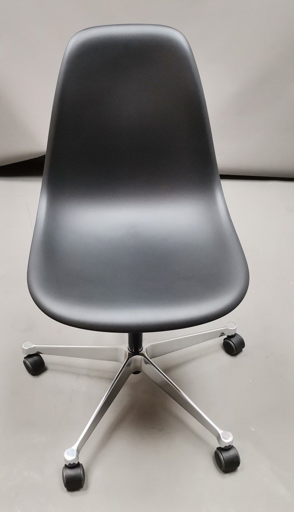 Eames Plastic Side Chair PSCC chaise pivotante NOIR / POLI Vitra OBJECTS IMPARFAITS