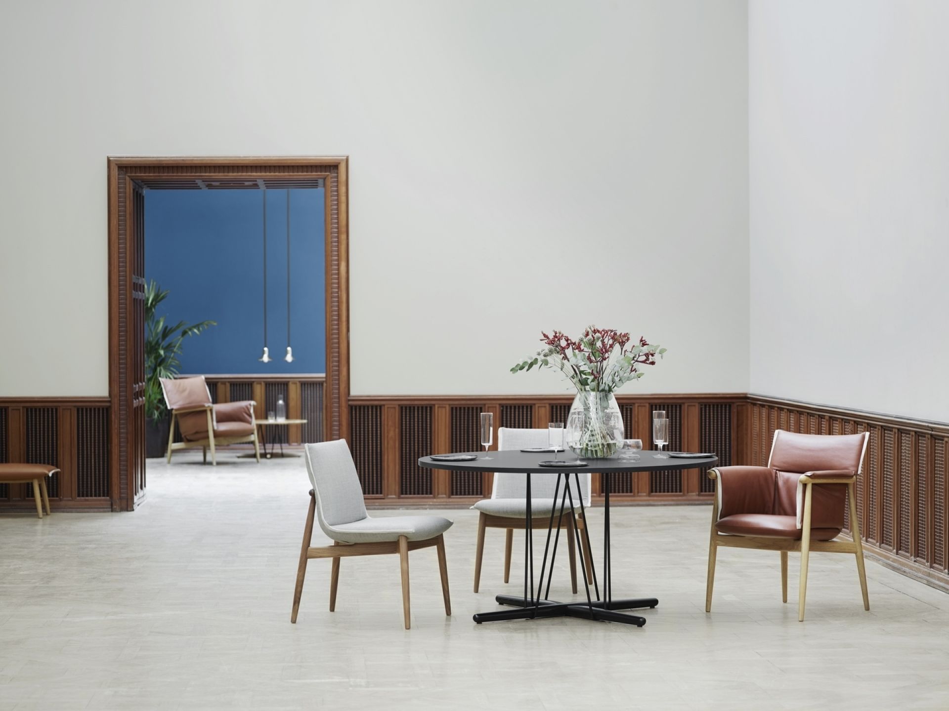 E020 Embrace Table noyer Carl Hansen & Søn