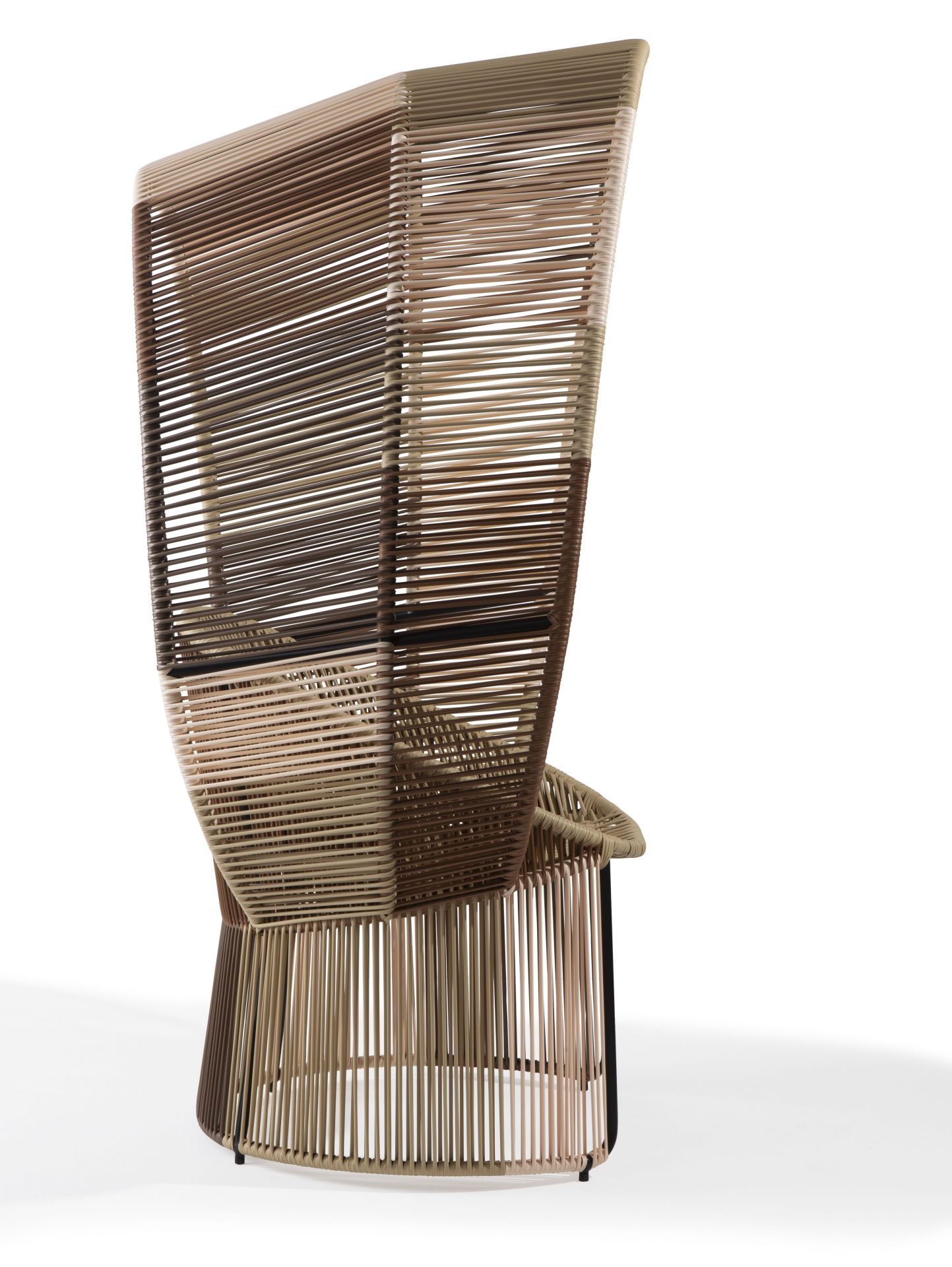 Cartagena Reina Chair: Detailansicht des Outdoor-Sessels mit hohem Rücken und geflochtenem Design.