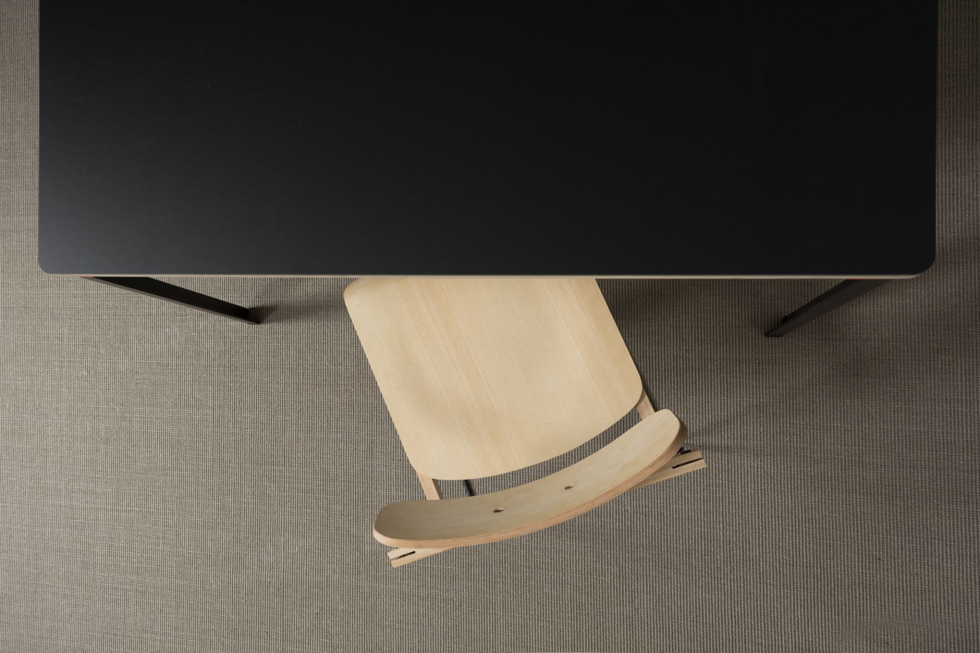 Bruto chaise côté Nils Holger Moormann