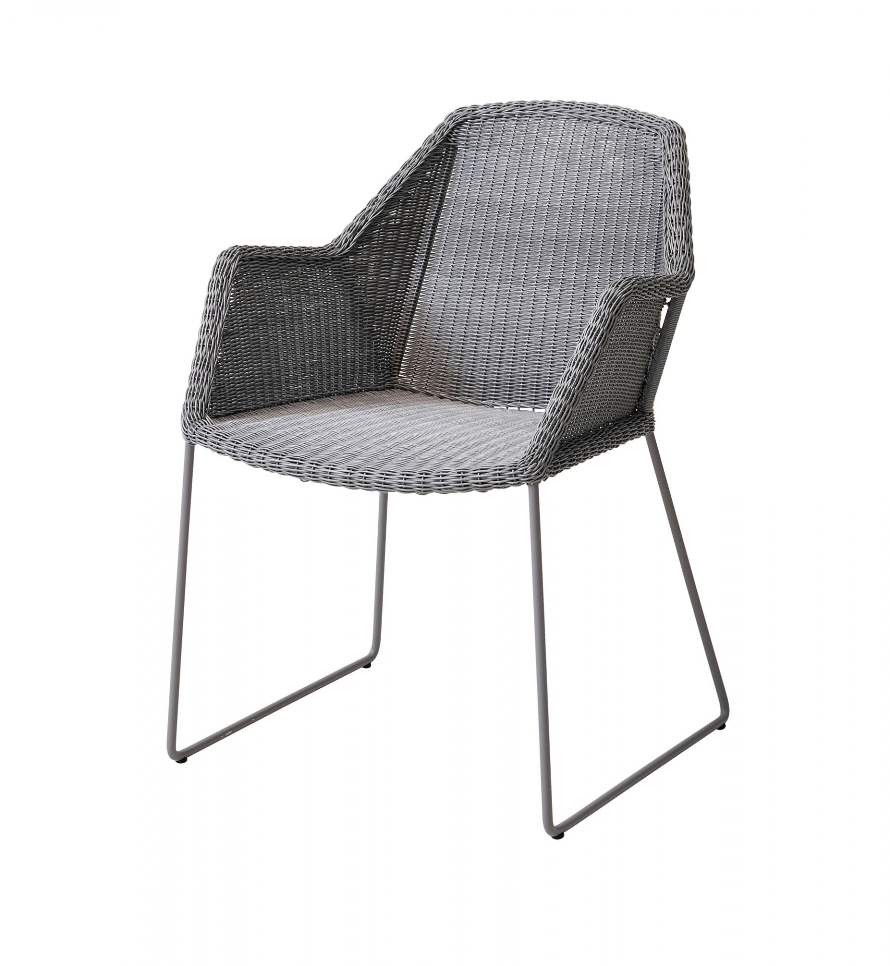 Hellgrauer Cane-Line Breeze Outdoor Stuhl mit Kufengestell, geflochtenem Design und Armlehnen. Gartenmöbel für Terrasse und Balkon.