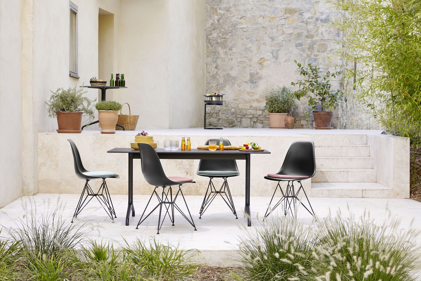 Eames Plastic Side Chair DSR chaise avec coussin d'assise Vitra