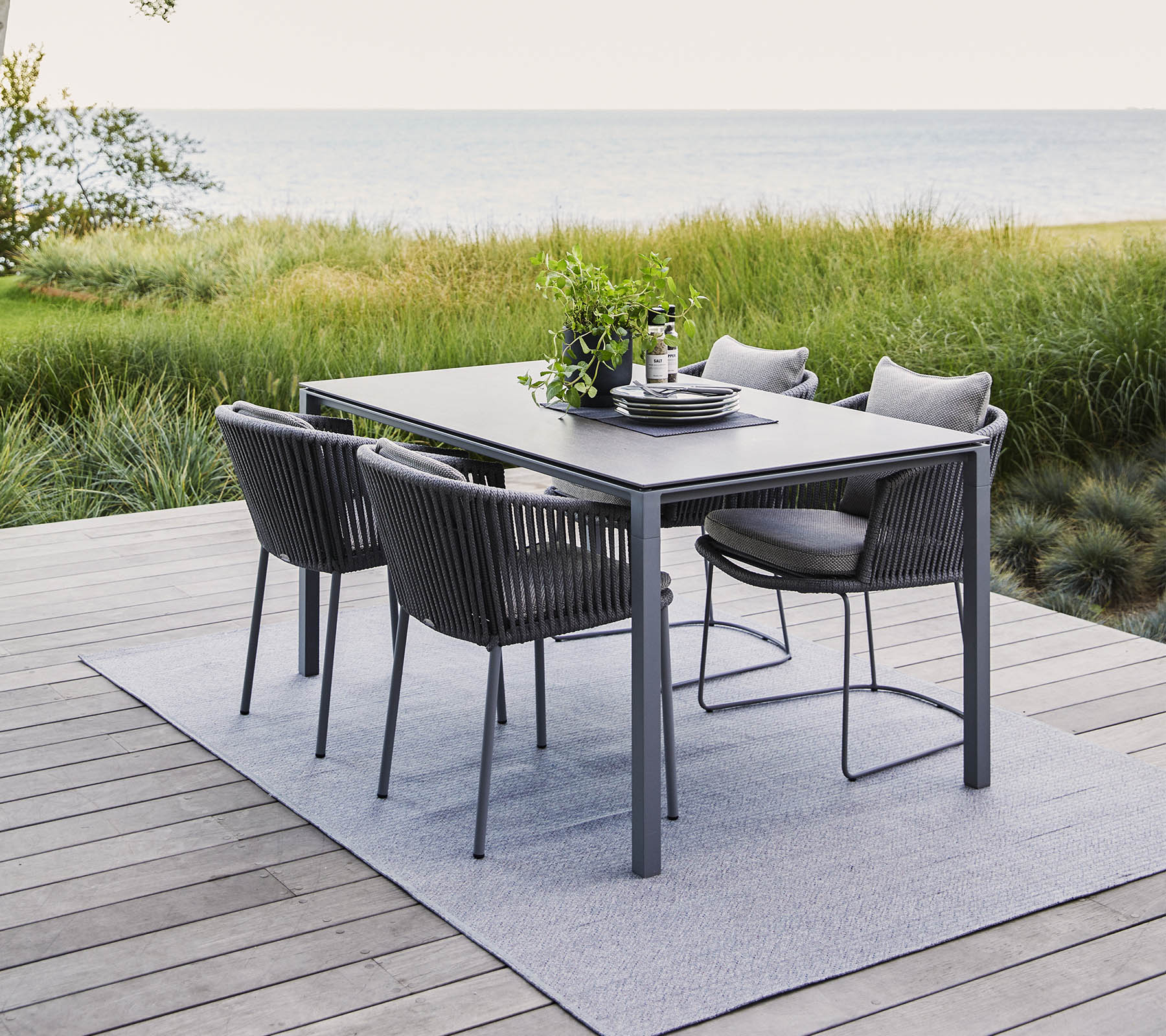 Moments Fauteuil gris foncé Cane-Line
