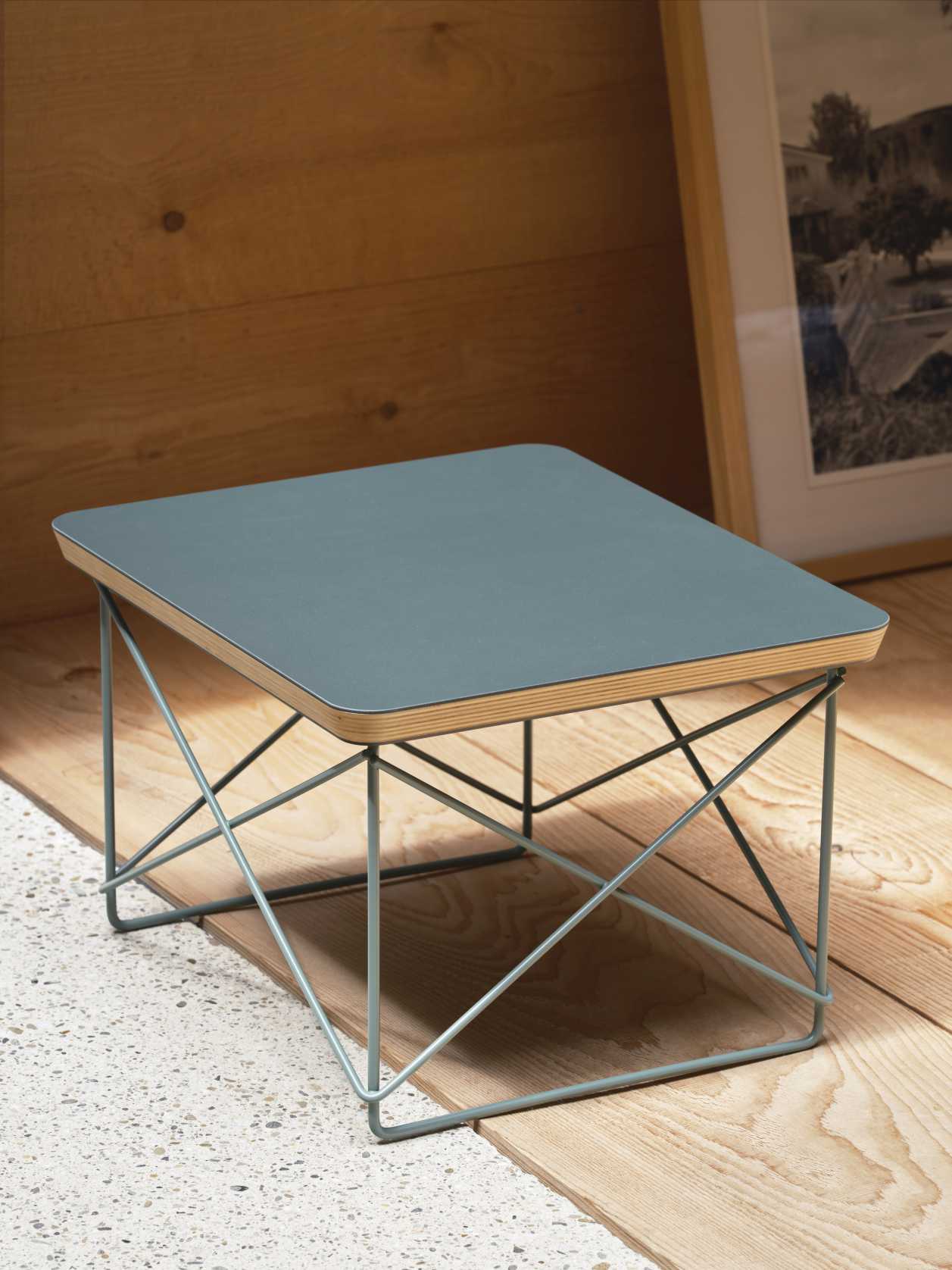 Occasional Table LTR Table d'appoint Linoléum Smoke blue Vitra 
