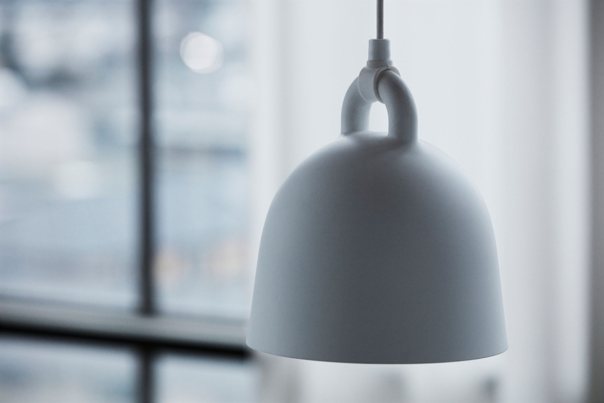 Graue Bell Lamp Hängeleuchte von Normann Copenhagen, Durchmesser 22 cm, modernes Design für Wohnräume.