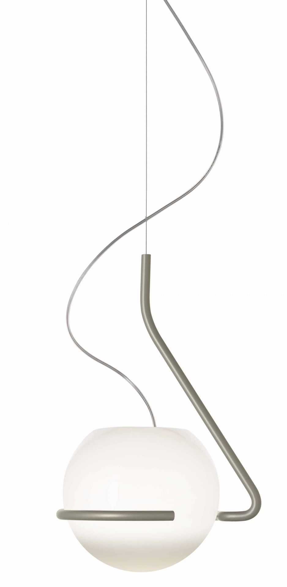 Tonda Pendelleuchte von Foscarini in Titan: Moderne Hängelampe mit runder, weißer Glaskugel und grauer Aufhängung.