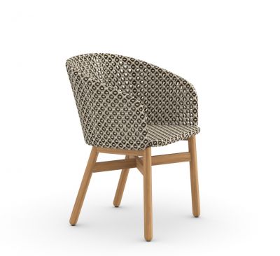 Mbrace Armlehnstuhl von Dedon mit Sitzkissen, Flechtmuster und Holzbeinen. Hochwertiger Gartenstuhl für den Außenbereich.