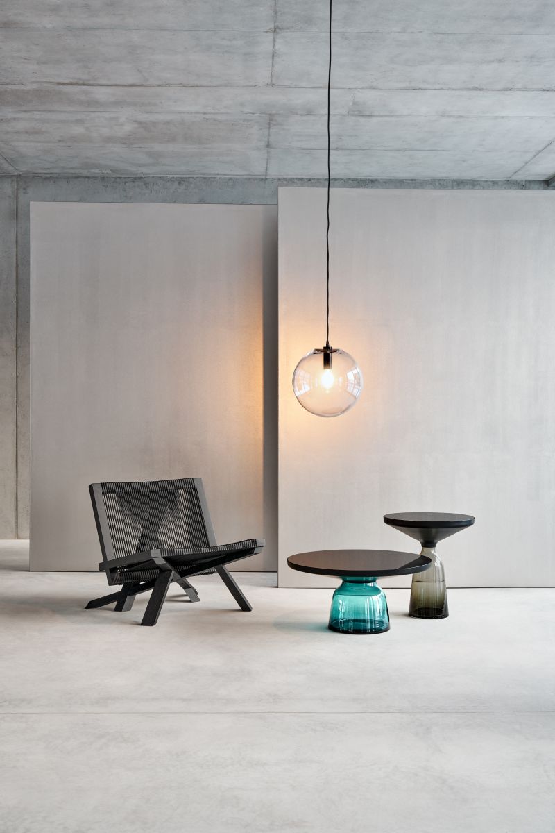 Volkshaus Lounge Chair Sessel von ClassiCon in Schwarz mit passenden Beistelltischen und Pendelleuchte.