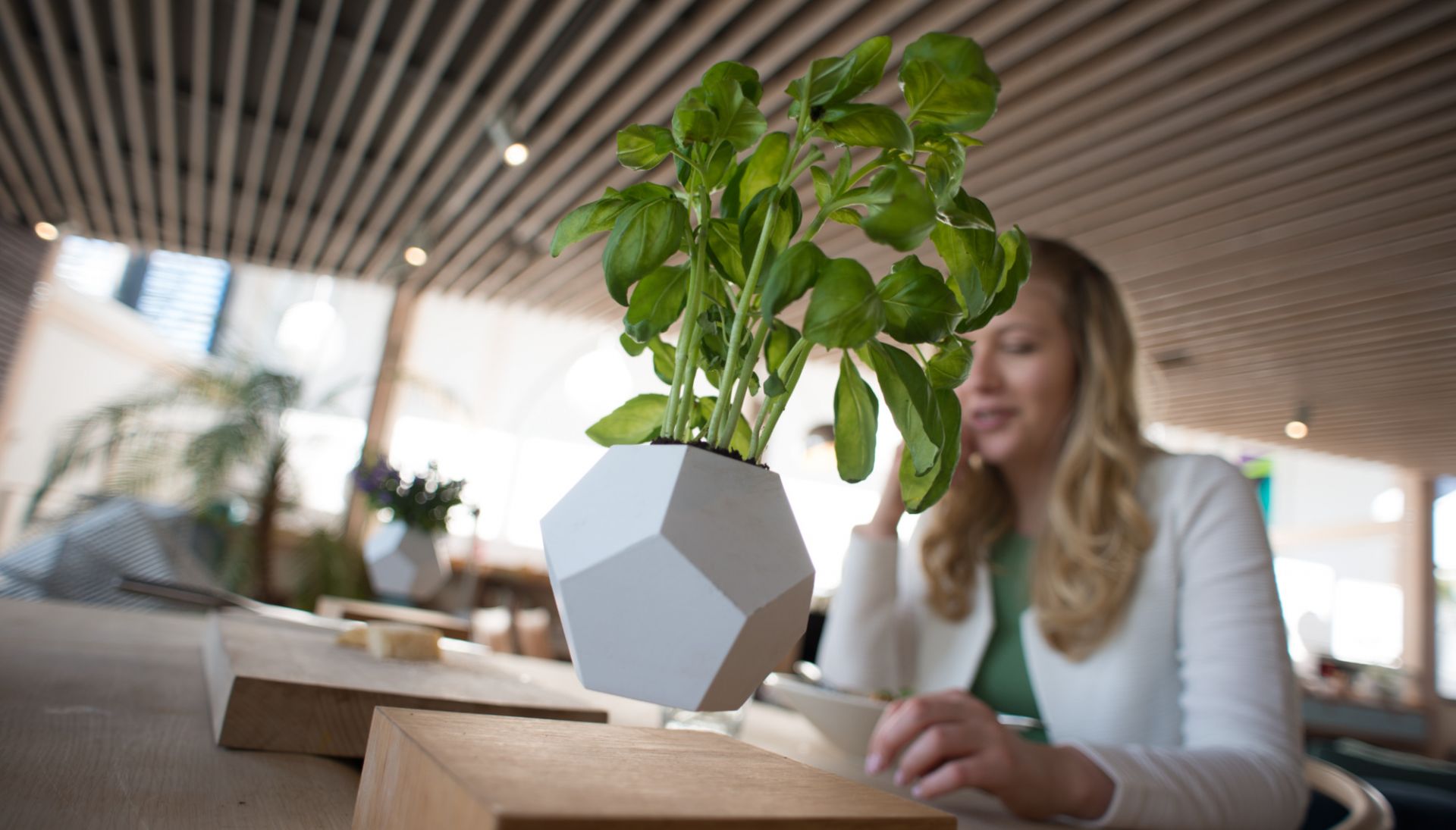 Lyfe vase flottant PIED AHRON NOIR / POT BLANC Klein & More PIÈCE UNIQUE