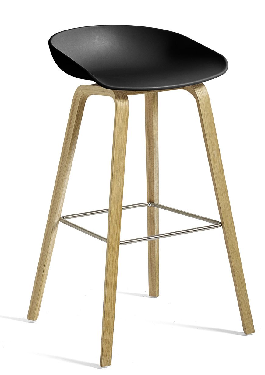 Schwarzer About a Stool AAS32 Barhocker von Hay mit Holzbeinen und Fußstütze aus Metall.