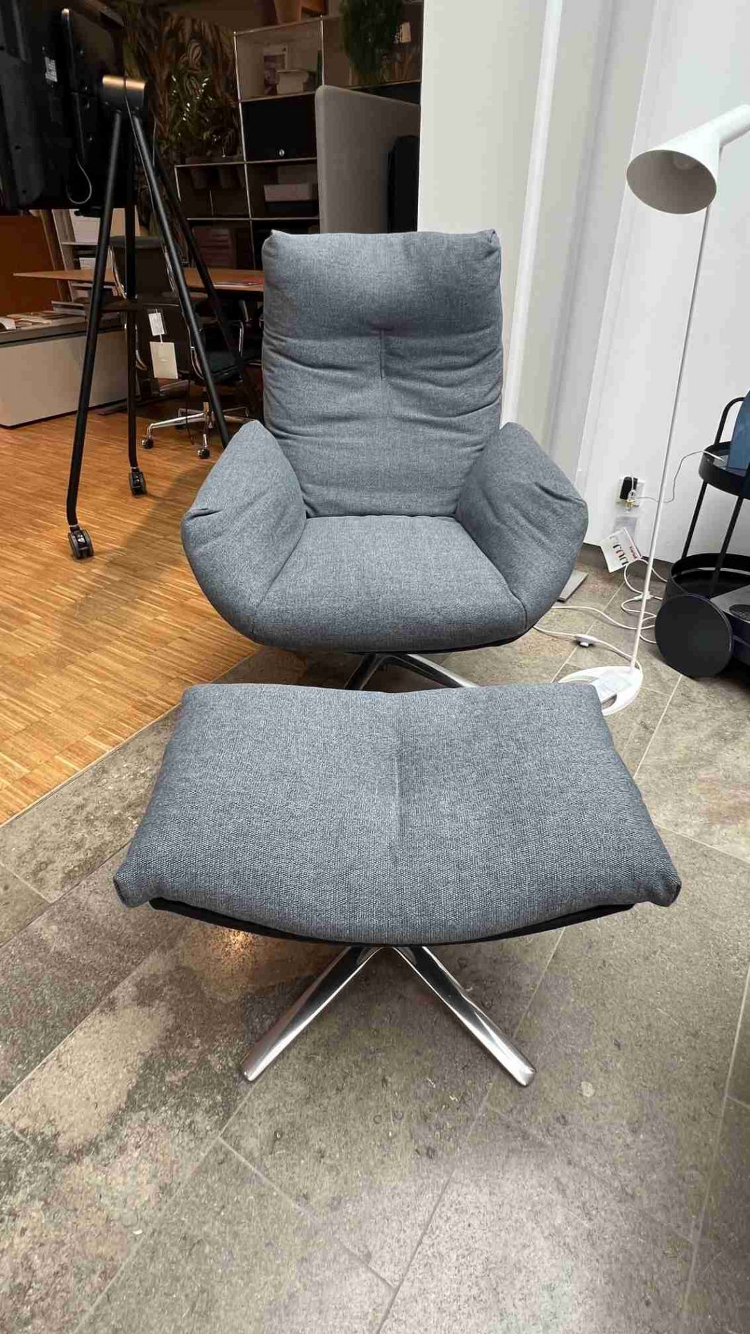 Cordia Lounge fauteuil bas avec ottoman 285 CUIR / 9130 TISSU Cor PIÈCE D'EXPOSITION