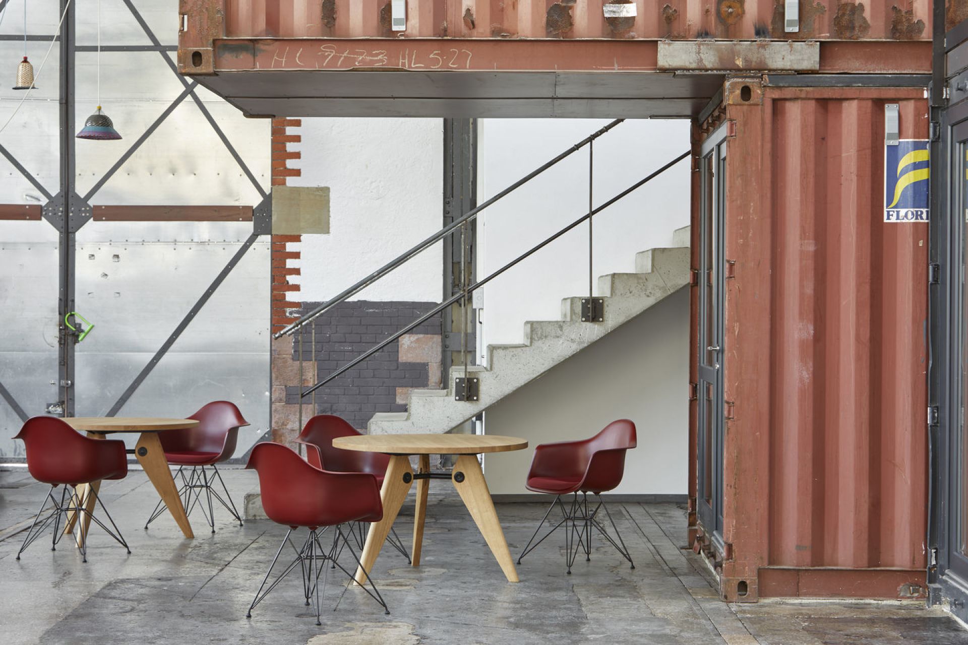 Eames Plastic Arm Chair DAR Chaise Entièrement rembourrée Vitra