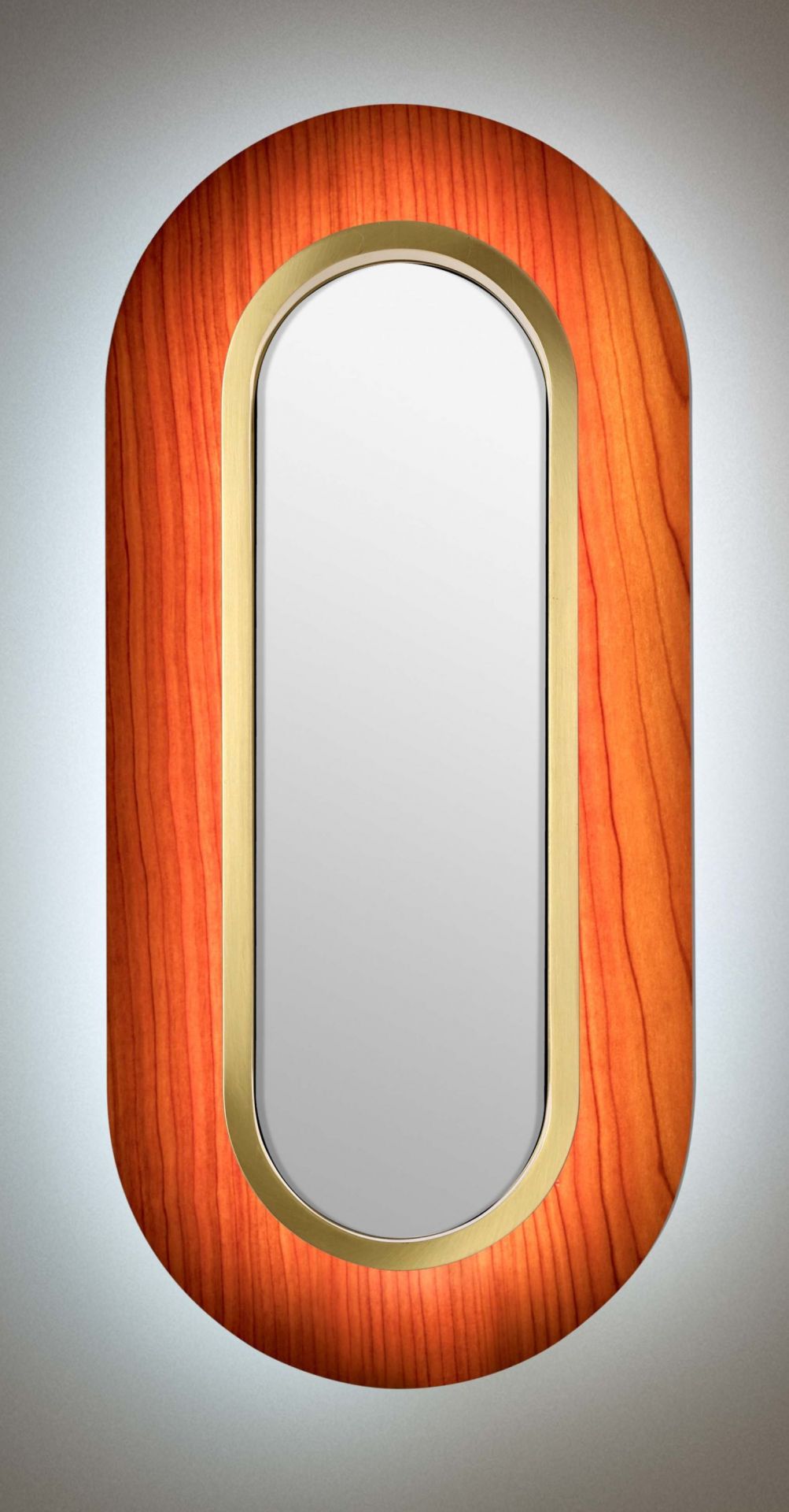 Lens LED Wandleuchte von LZF Lamps: Ovale Lampe mit Kirschholz und goldenem Metallring.