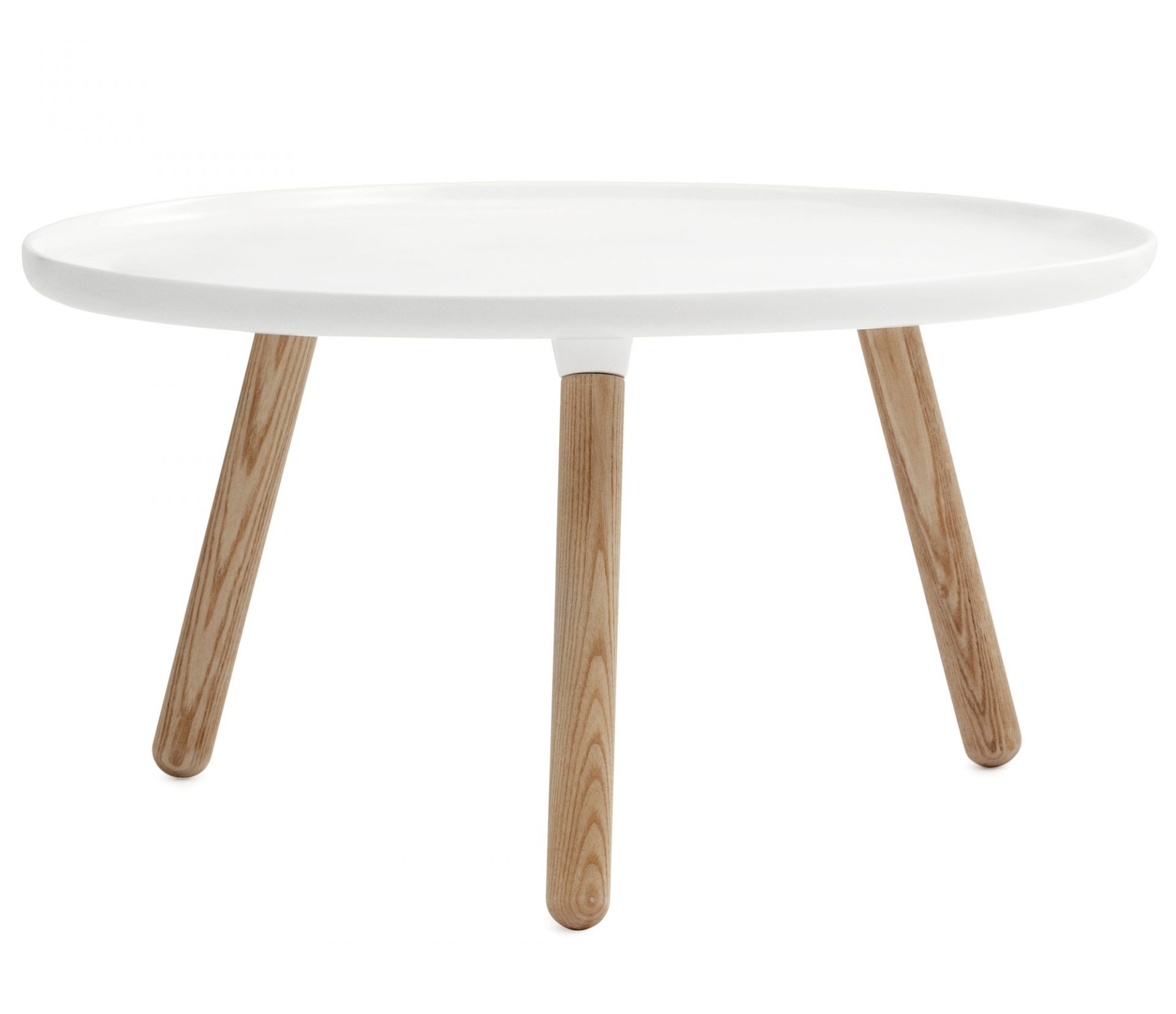 Tablo Table Large Table basse Normann Copenhagen Blanc Weißer Tablo Couchtisch von Normann Copenhagen mit drei hellen Holzbeinen. Moderner Beistelltisch.