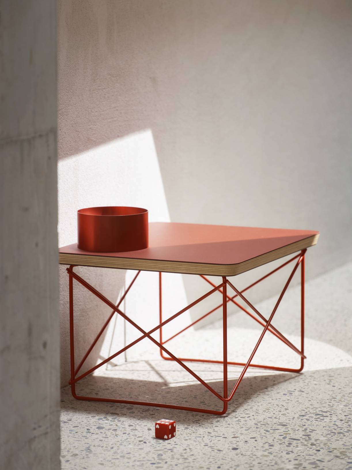 Occasional Table LTR Table d'appoint Linoléum Dark brick Vitra 