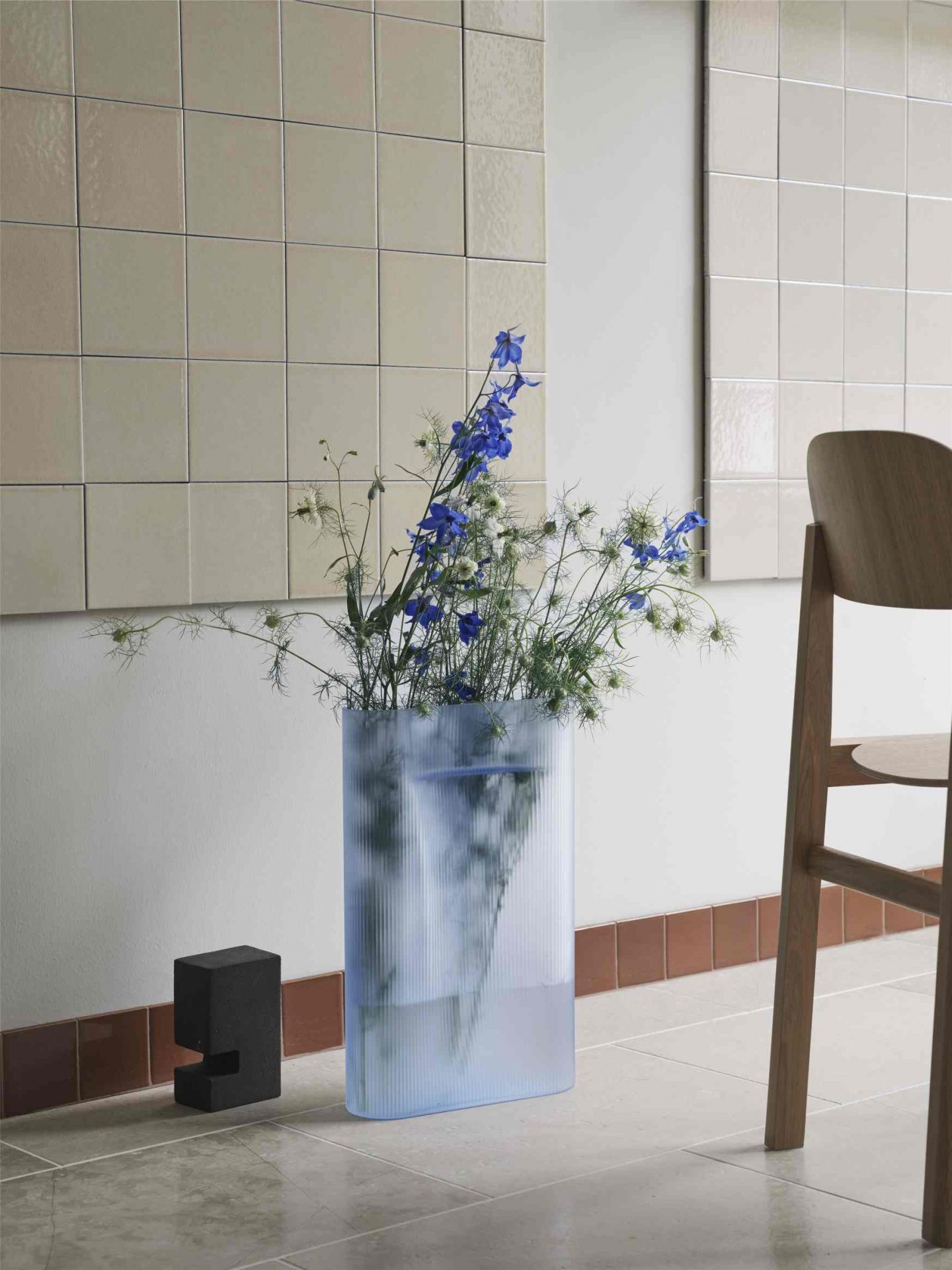 Ridge Vase Muuto Verre dépoli bleu clair H 48,5 cm Ridge Vase Muuto Verre dépoli bleu clair H 48,5 cm