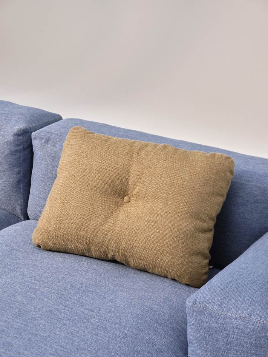 Detailaufnahme: Mags Soft Sofa, 3-Sitzer, blau mit beigem Kissen. Gemütliches Wohnzimmer Sofa.