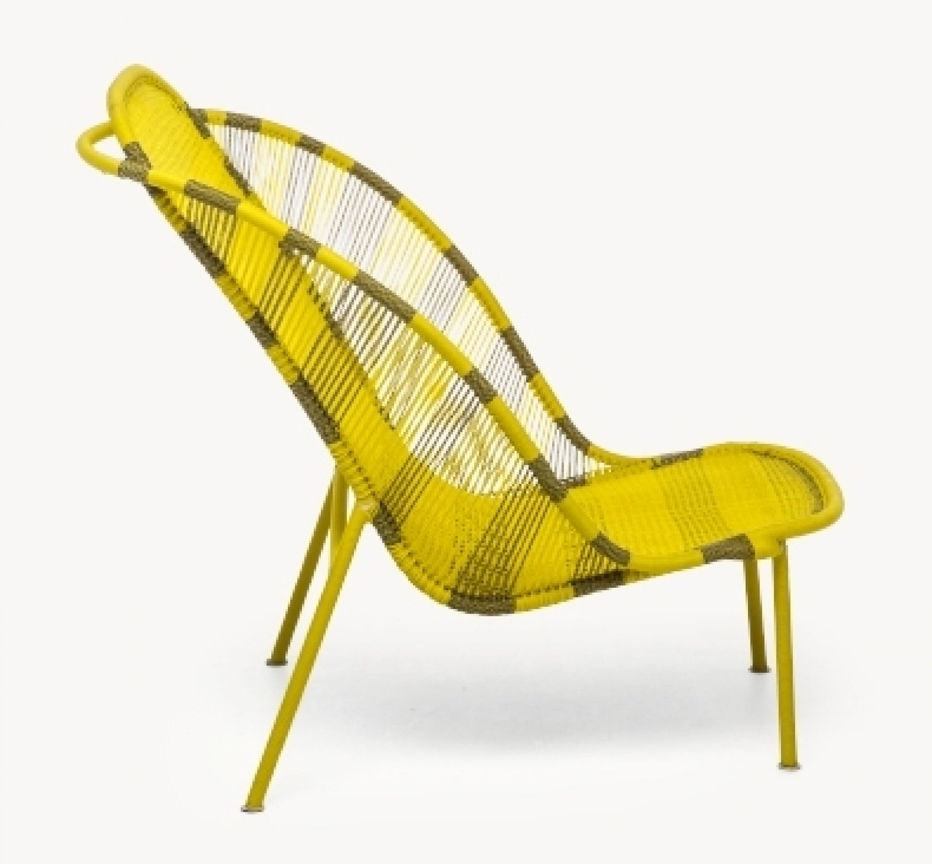 Gelber Imba Sessel von Moroso mit Gold-Akzenten, modernes Design für Wohnzimmer und Garten.