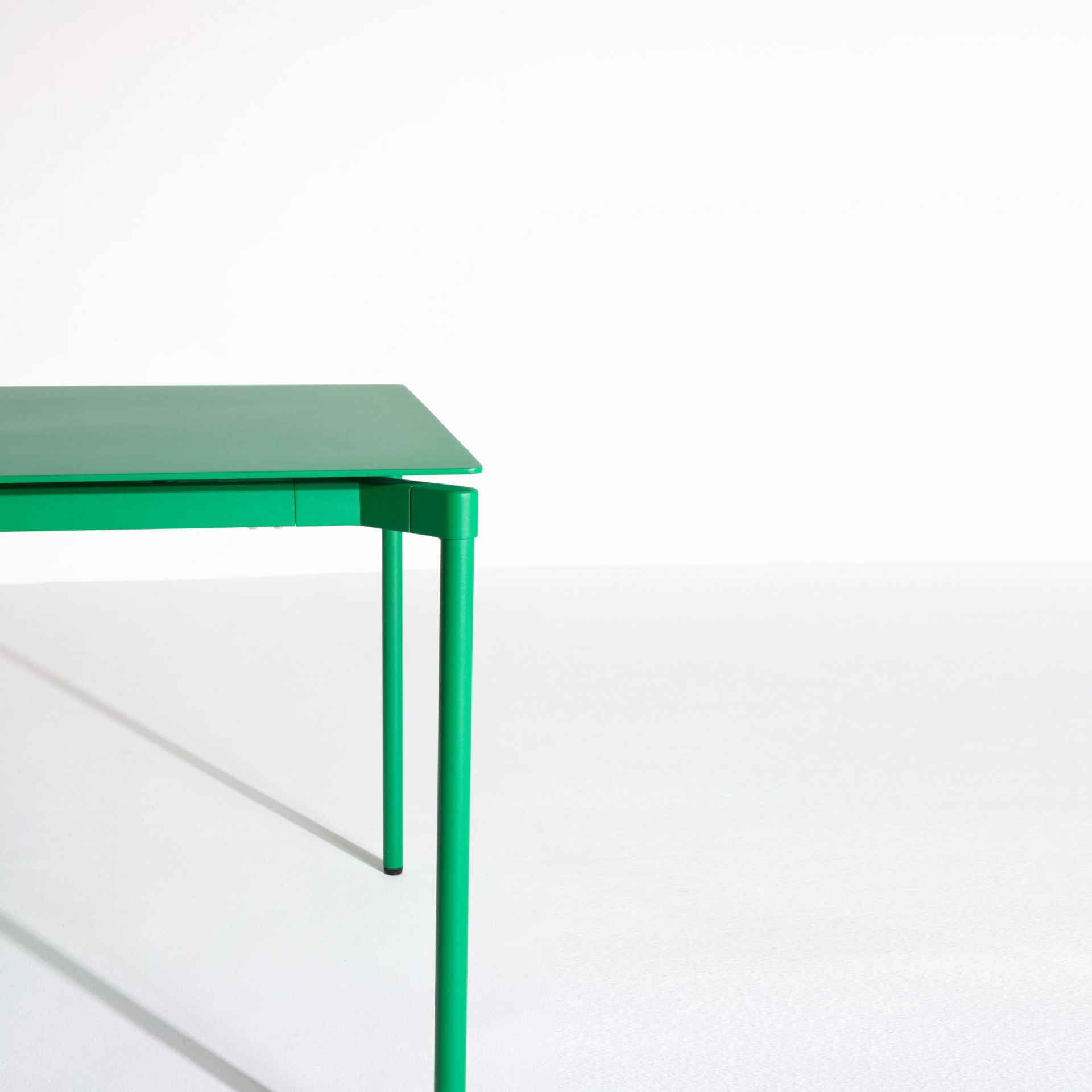 Detailaufnahme des mintgrünen Fromme Esstisches von Petite Friture. Rechteckiger Tisch mit minimalistischem Design.