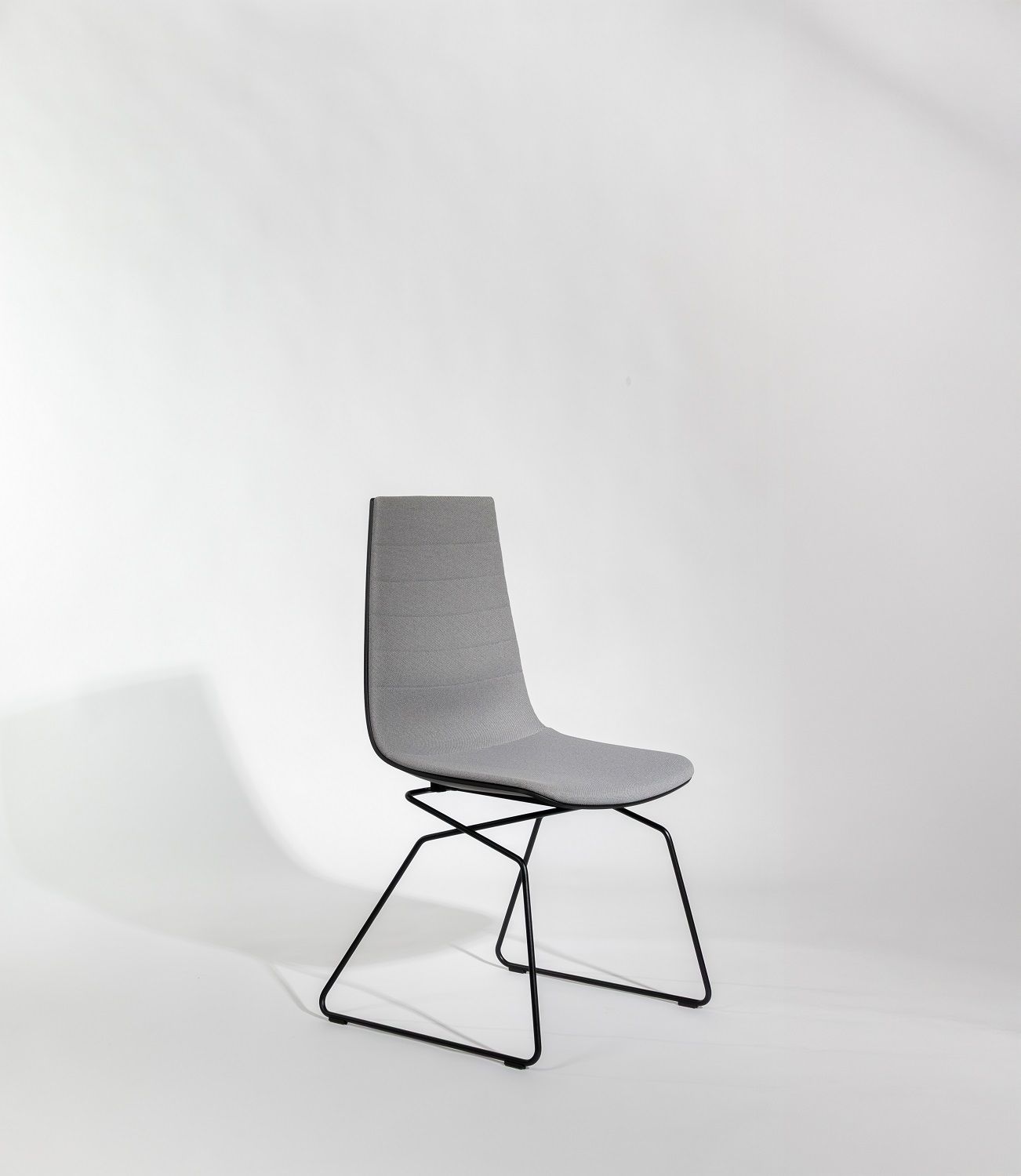 Siège de conférence Linu Conference avec piétement à patins Aeris Siège de conférence Linu Conference avec piétement à patins Aeris