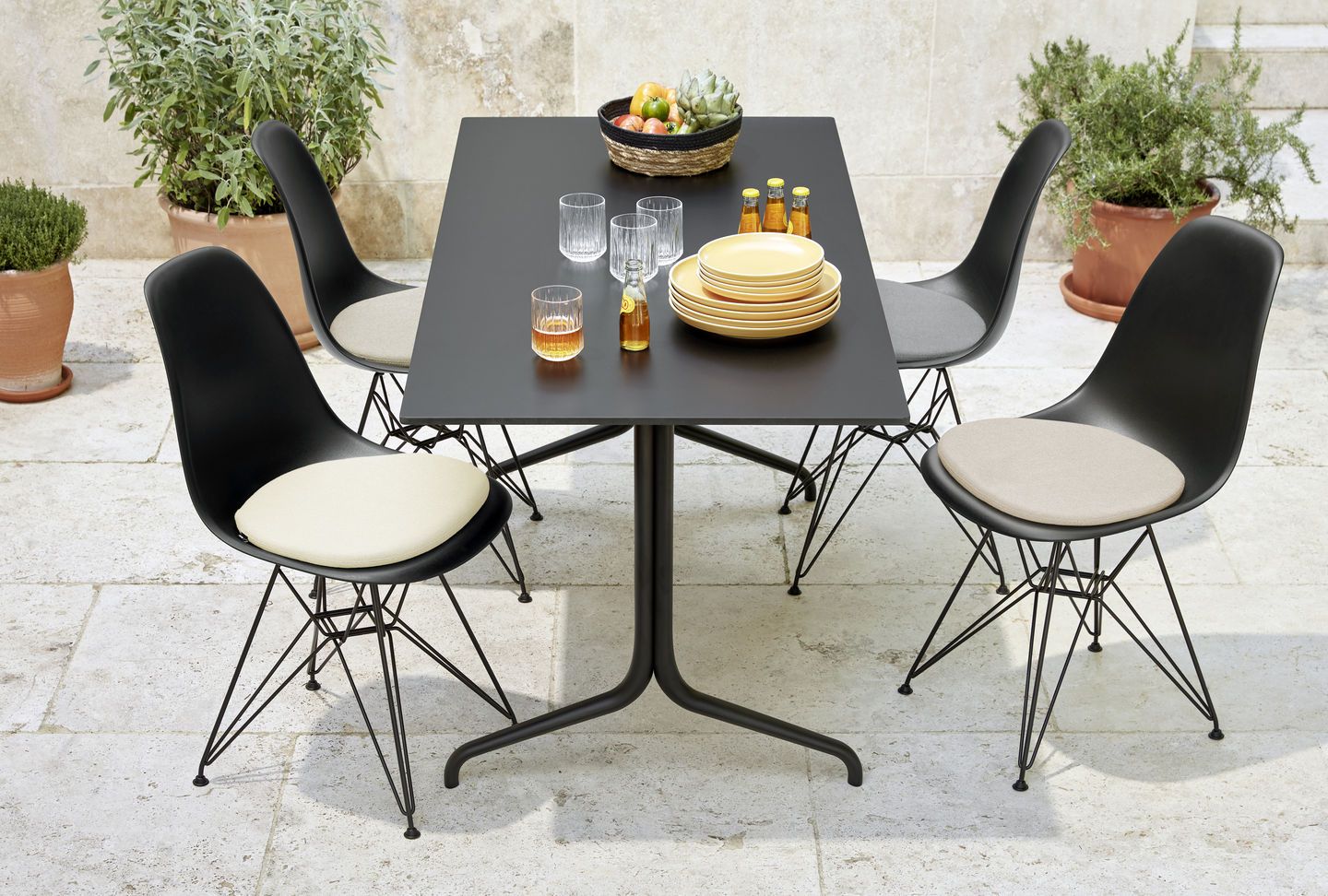 Eames Plastic Side Chair DSR chaise avec coussin d'assise Vitra