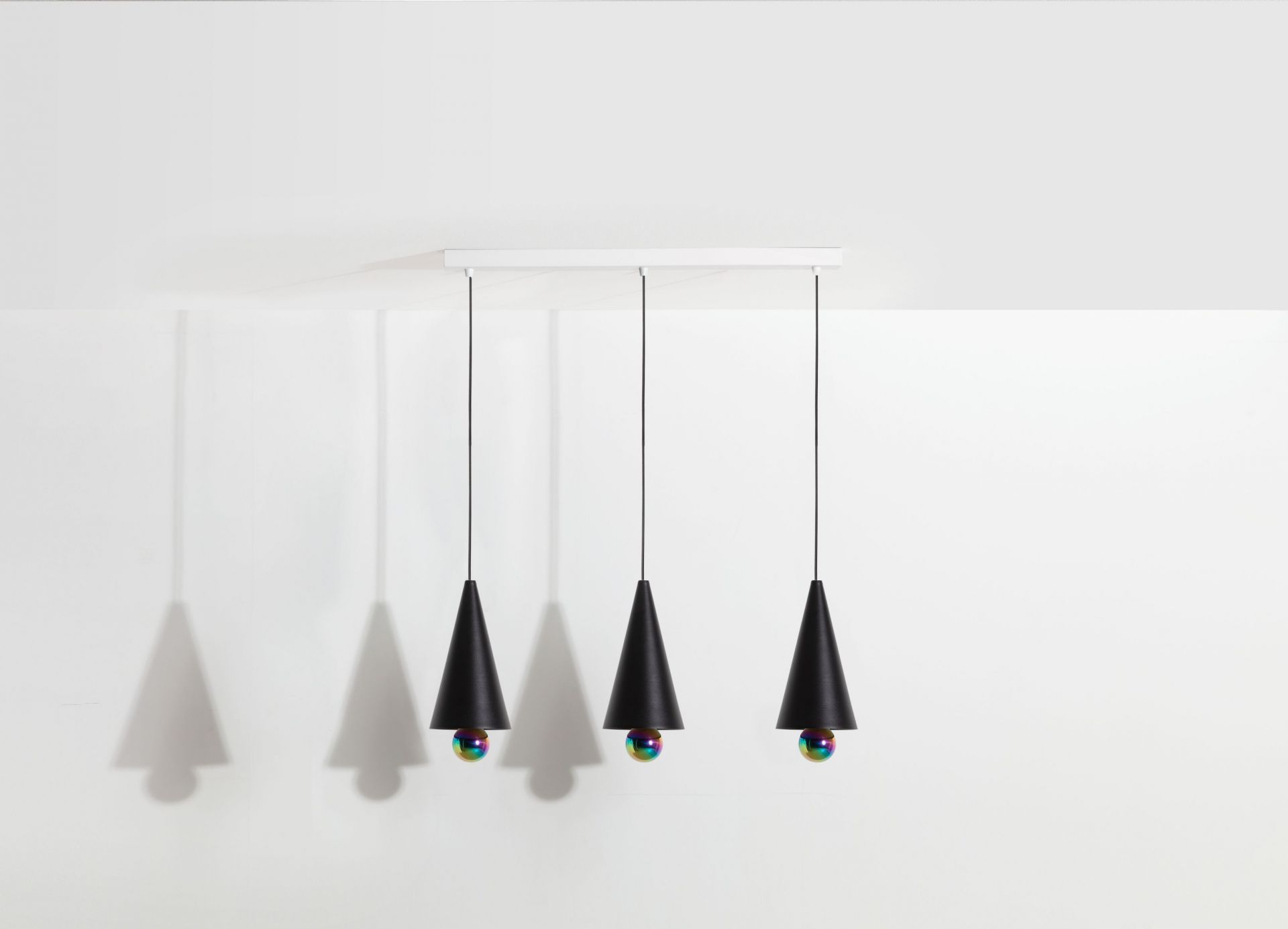 Cherry Pendelleuchte 3er Set von Petite Friture, schwarze Hängelampe mit schimmernden Kugeln.