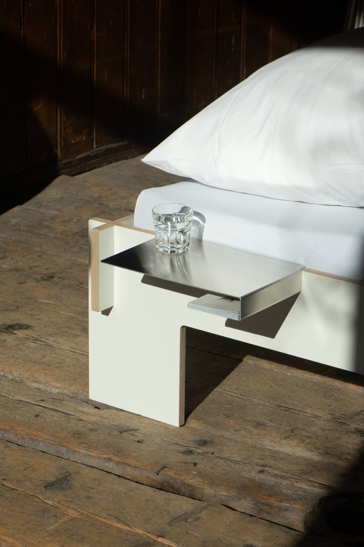 Bord de lit Facile Tablette latérale pour loir / voleur de jours Nils Holger Moormann