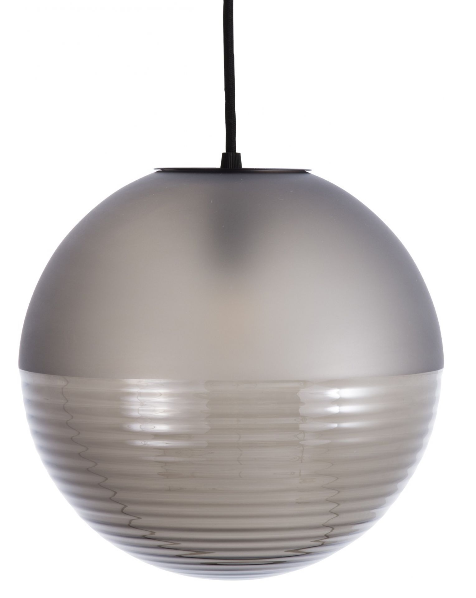 Nahaufnahme der rauchgrauen Stellar Pendelleuchte von Pulpo mit gerippter Glasstruktur.