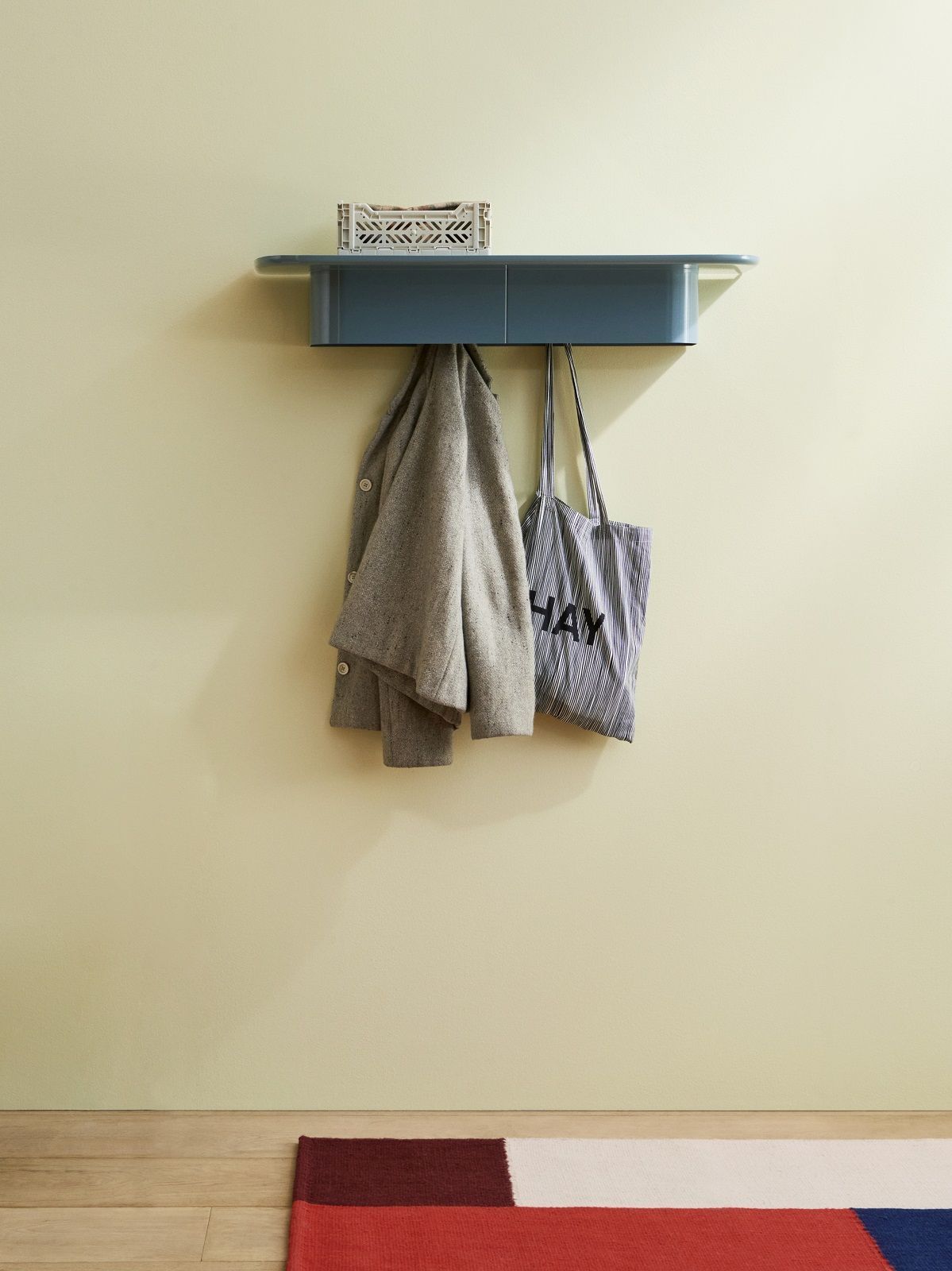 Corps Shelf Small 4 hooks Étagère murale Hay