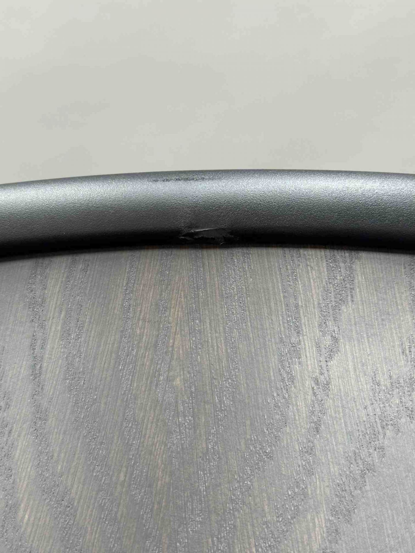 Belleville Armchair Wood chaise TABLEAU NOIR PROFOND / SIÈGE CHÊNE FONCÉ Vitra EXEMPLE DE MANIÈRE