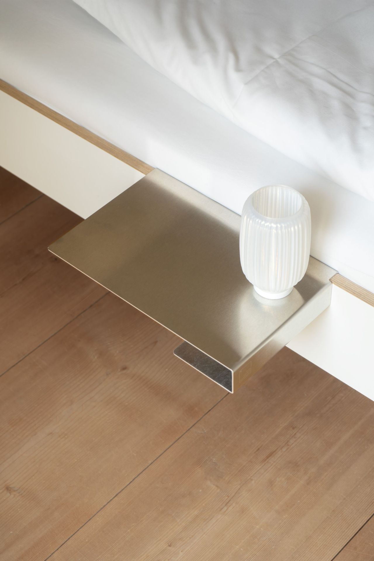 Bord de lit Facile Tablette latérale pour loir / voleur de jours Nils Holger Moormann