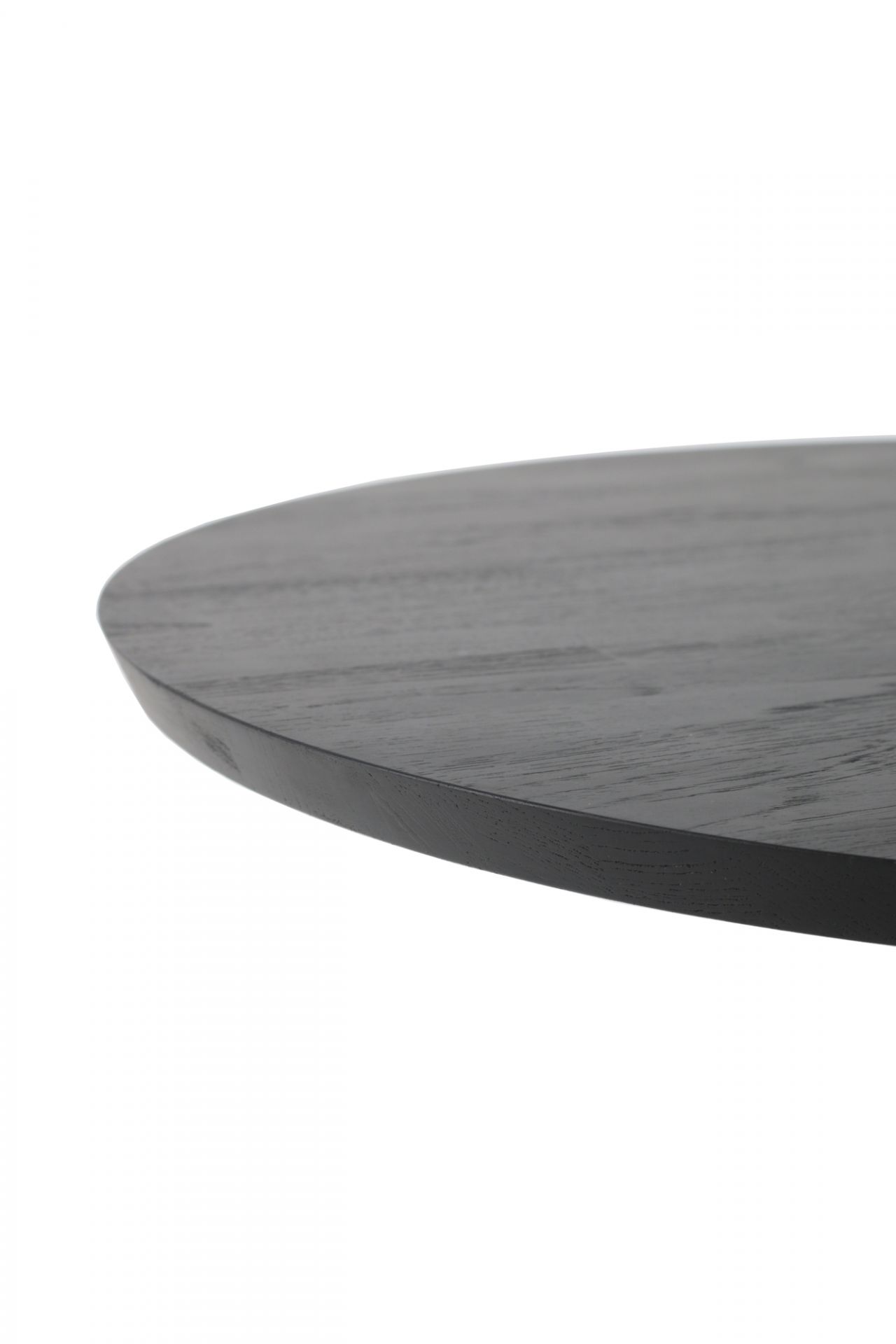 Detailaufnahme der Tischplatte vom Ethnicraft Teak Oblic Beistelltisch, schwarz lackiert, runde Form und moderne Optik.