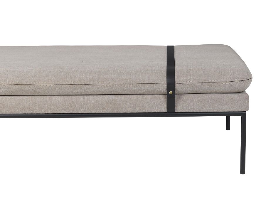 Nahaufnahme der Ferm Living Turn Daybed Liege mit beigem Stoffbezug und schwarzem Lederriemen.