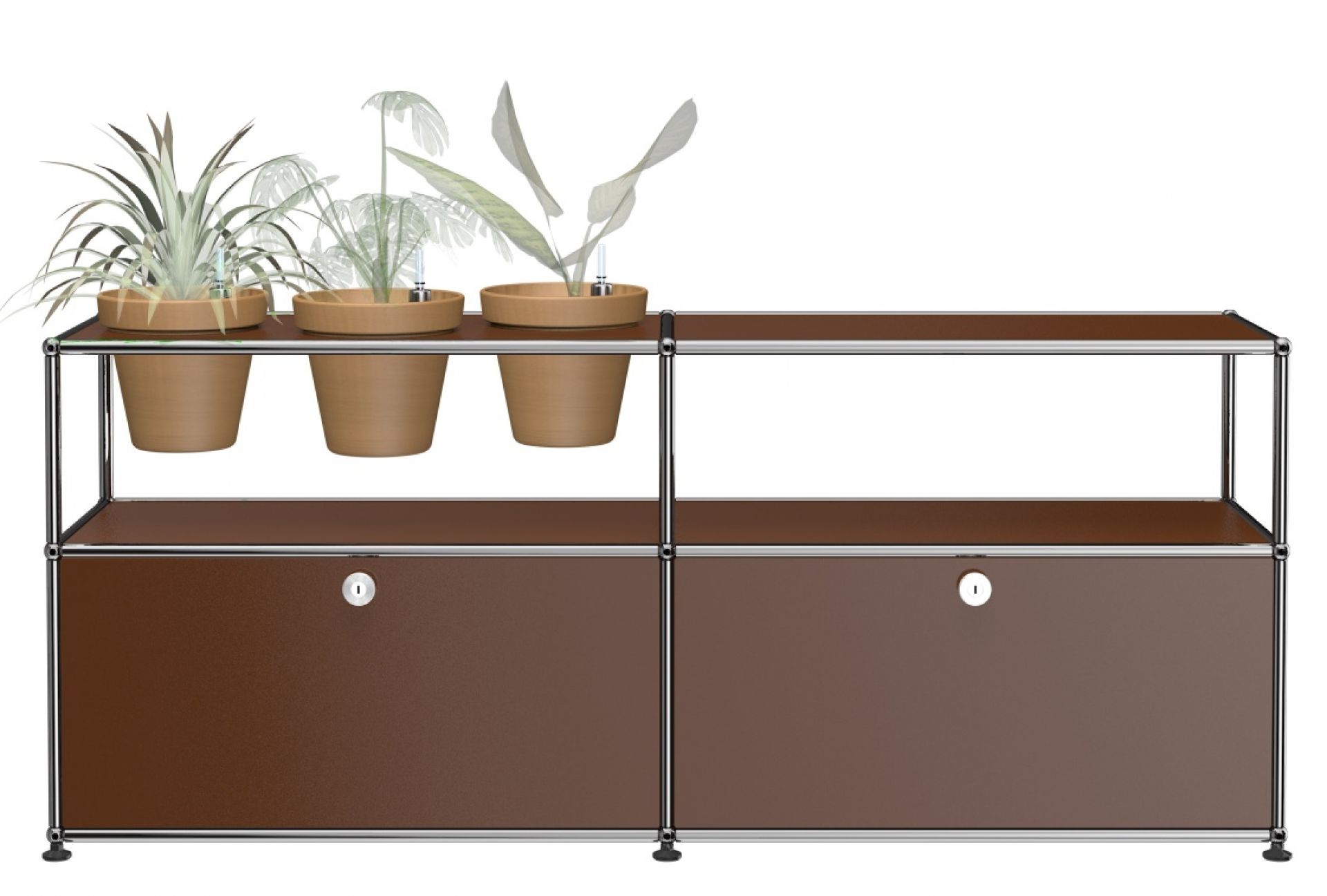 Pflanzenwelten Sideboard Konfiguration 1: Brauner USM Haller Schrank mit Pflanzen auf der Ablage.