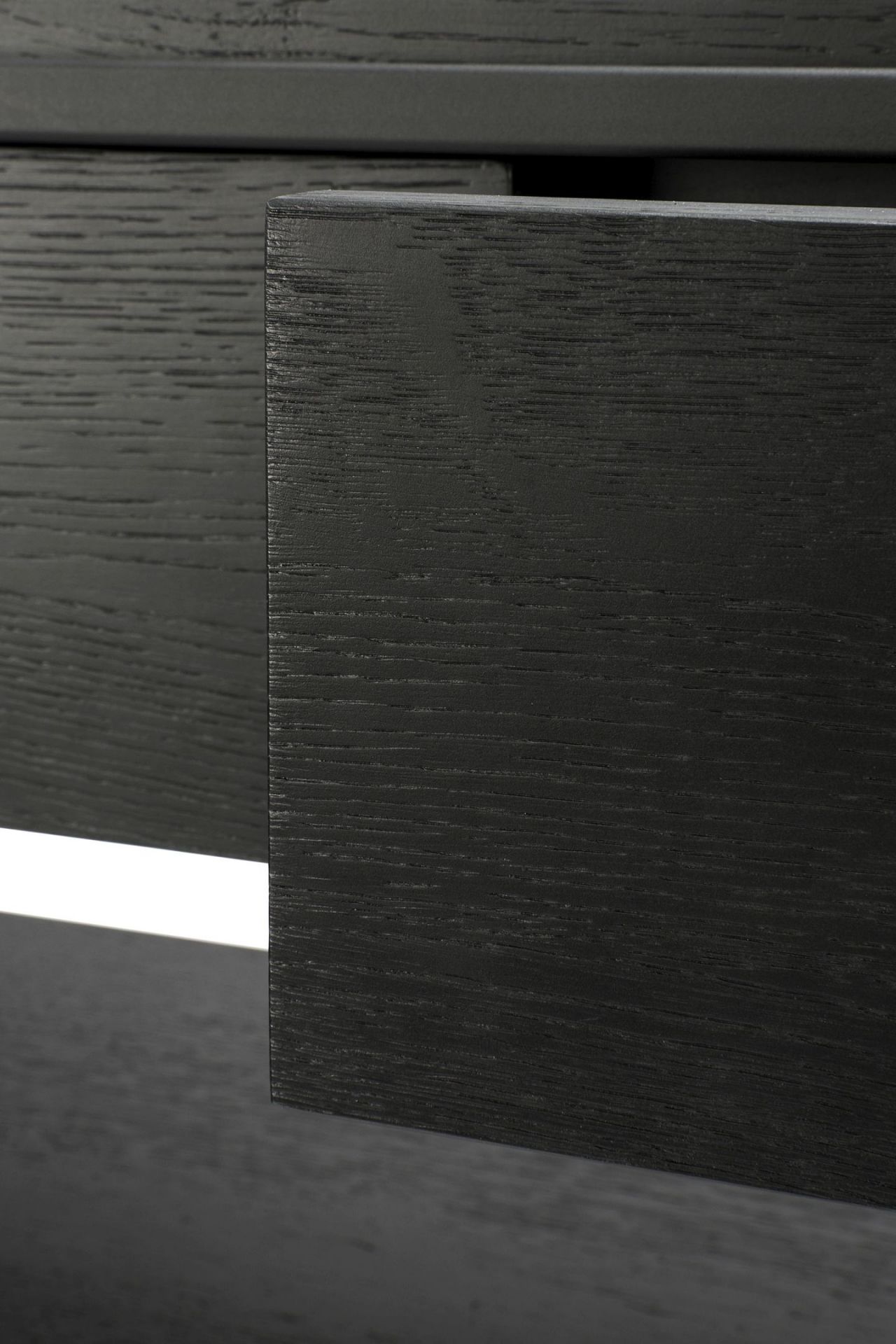 Detailaufnahme der schwarzen Ethnicraft Monolit Konsole aus Eiche mit Schublade. Hochwertiges Möbeldesign für Wohnzimmer.