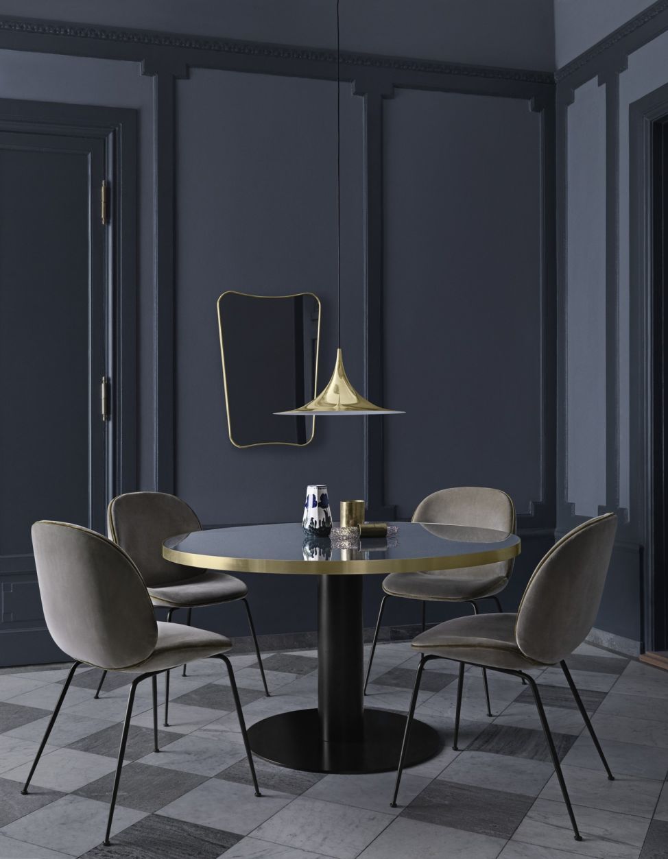 F.A. 33 miroir mural medium Laiton noir Gubi