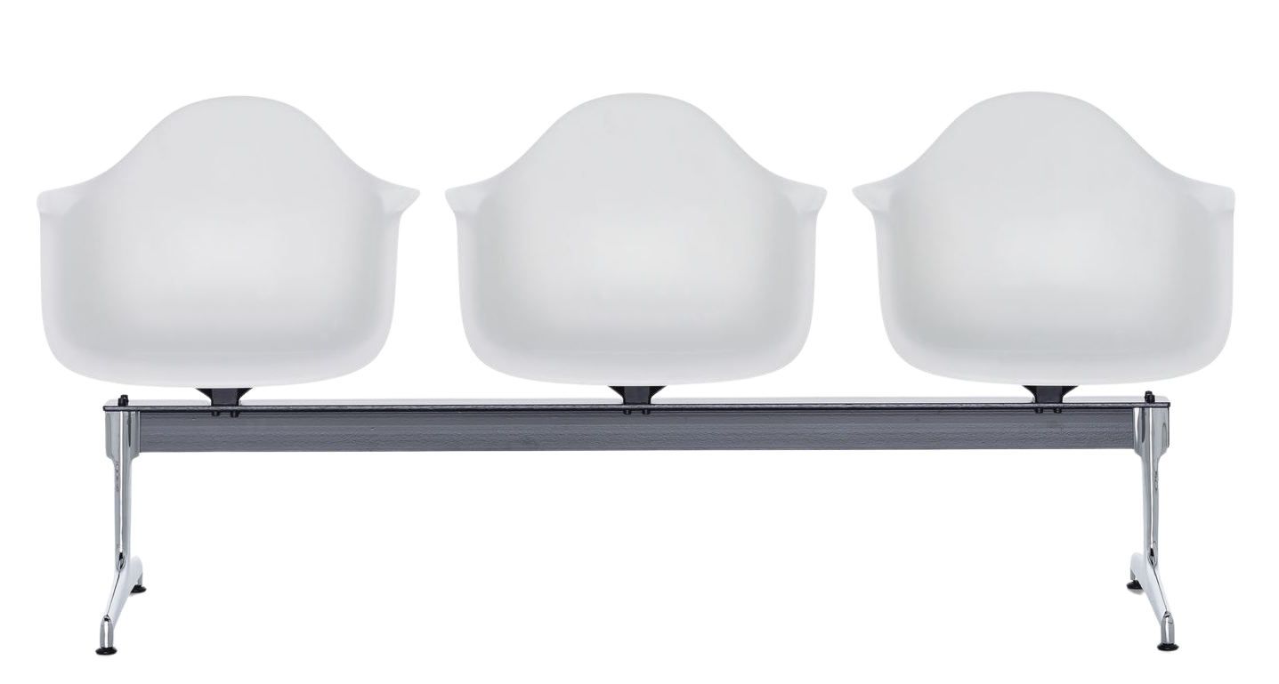 Fauteuil Eames Plastic RE sur banc à structure Vitra