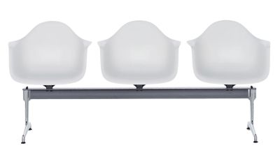 Fauteuil Eames Plastic RE sur banc à structure Vitra